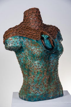 "Covid Blue"; 22" x 18" x 10" Assemblaggio di oggetti trovati di Sunni Mercer, 2020