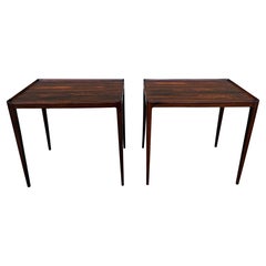 Coppia di tavolini da salotto del Medioevo con bordo rialzato