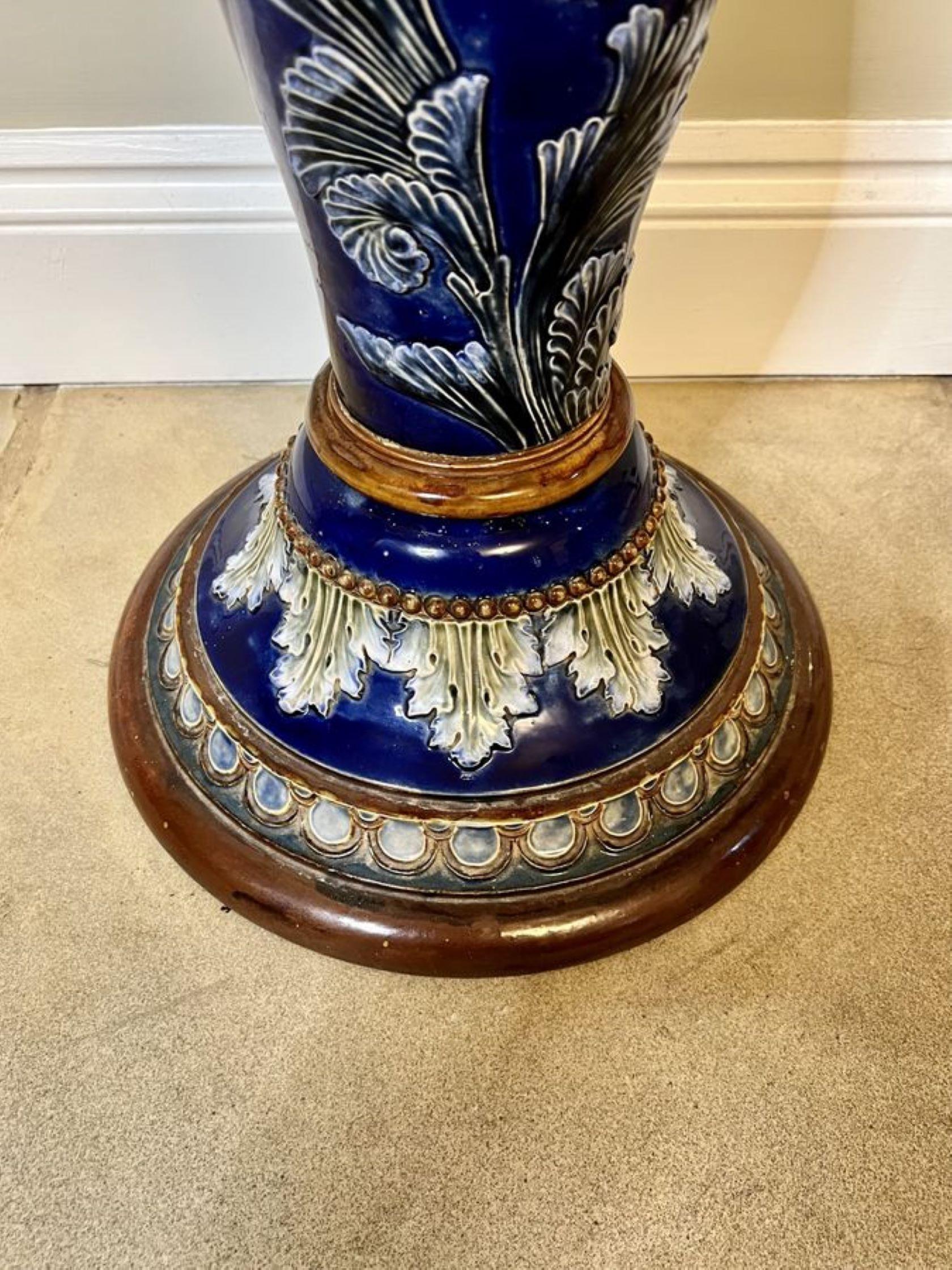 Antico jardiniere Royal Doulton di qualità con supporto In condizioni buone in vendita a Ipswich, GB