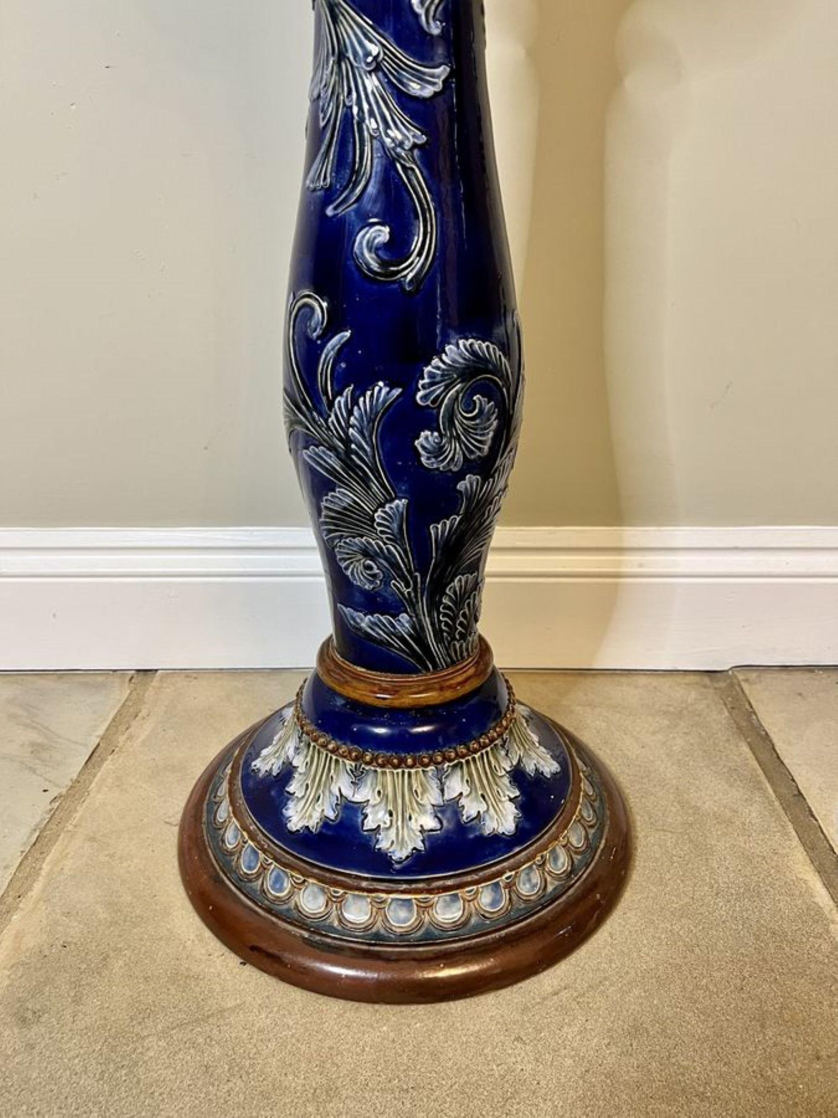 XX secolo Antico jardiniere Royal Doulton di qualità con supporto in vendita