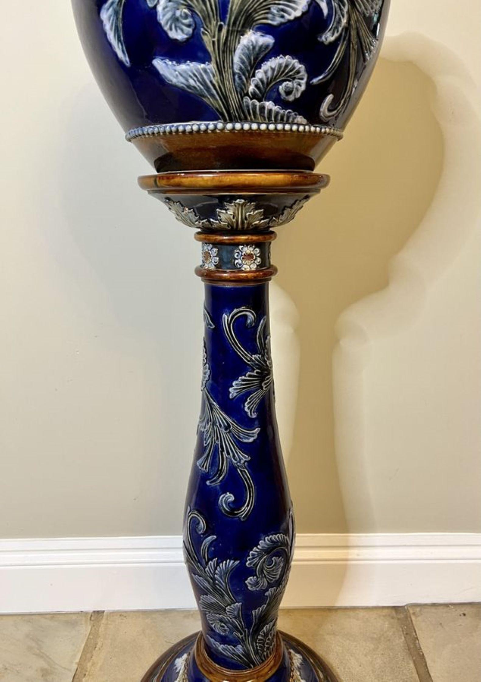 Ceramica Antico jardiniere Royal Doulton di qualità con supporto in vendita