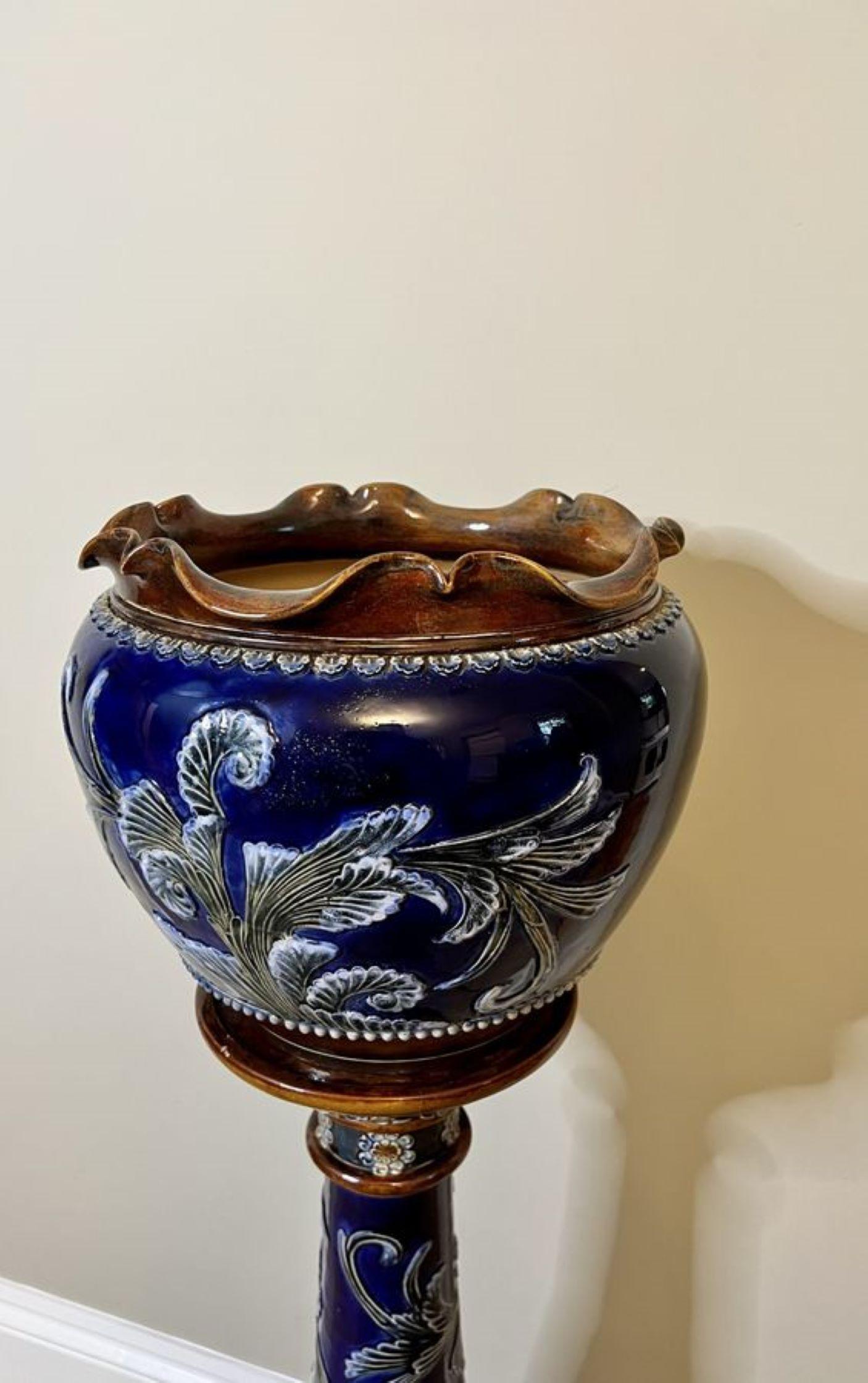 Antico jardiniere Royal Doulton di qualità con supporto in vendita 1