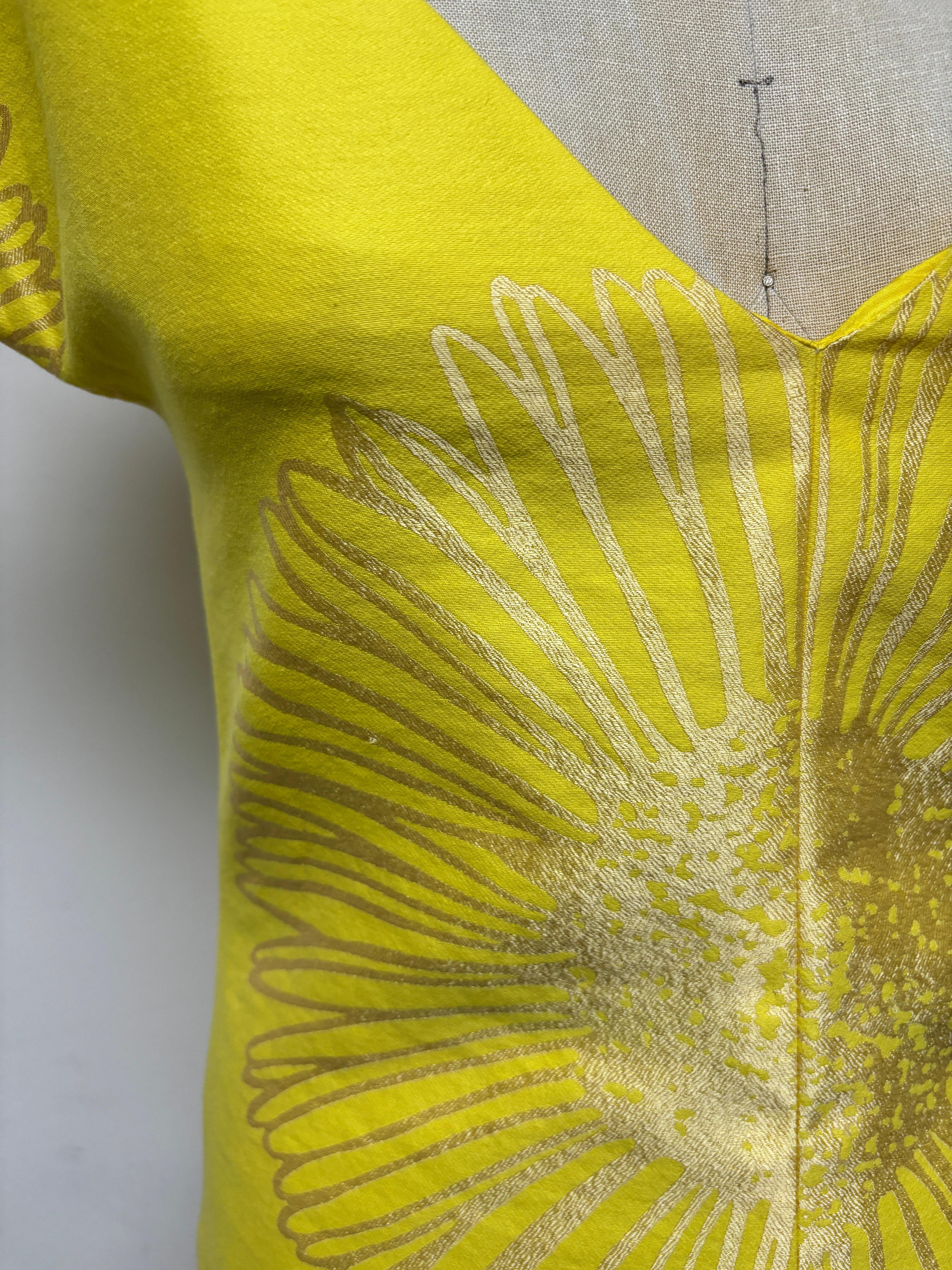 Maxi Vestido de Manga Corta en V y Línea A de Algodón Amarillo Limón y Dorado Sunny en venta 5