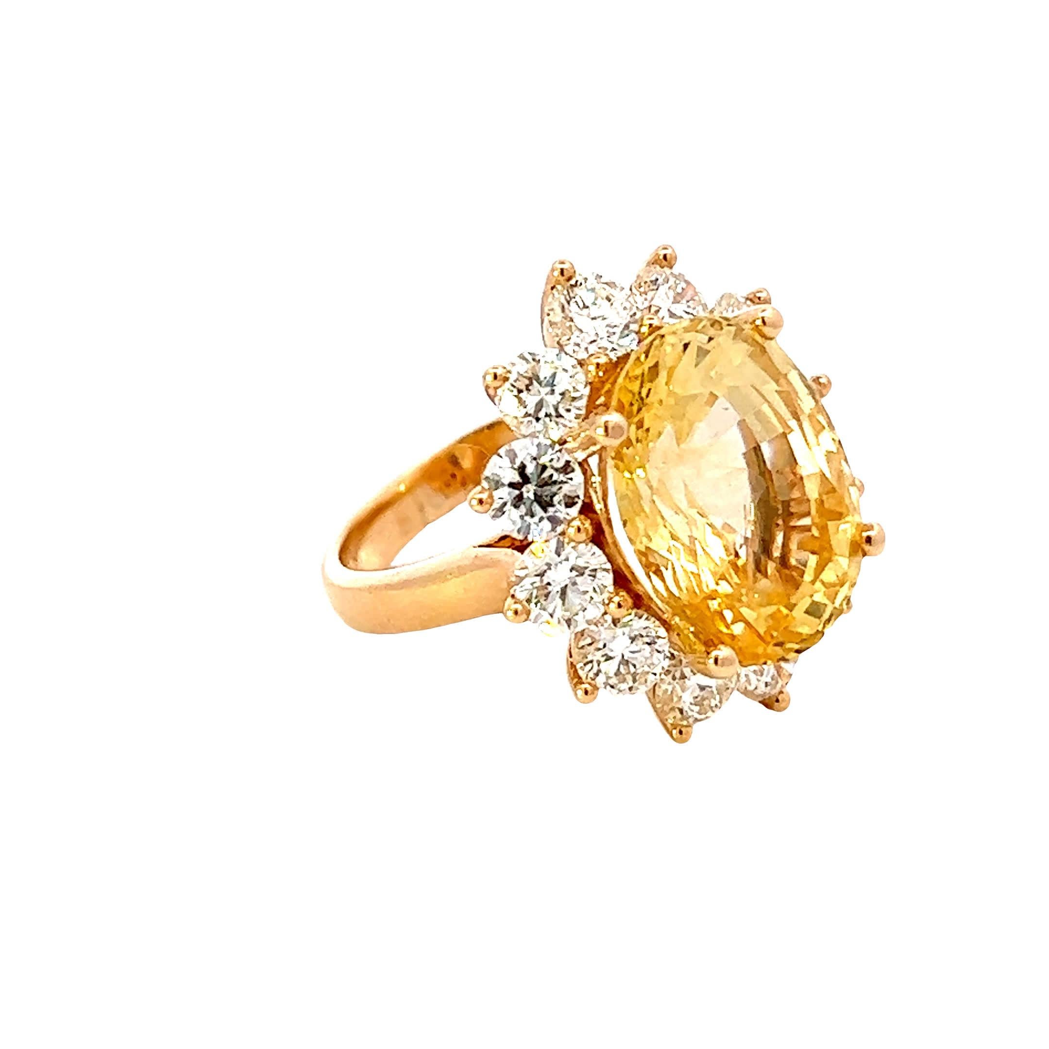 Dans le monde radieux de la joaillerie fine, voici notre pièce maîtresse : une superbe bague en saphir jaune et diamant. Cette parure captivante est plus qu'une simple bague ; c'est une incarnation de l'élégance et un symbole de moments chéris.La