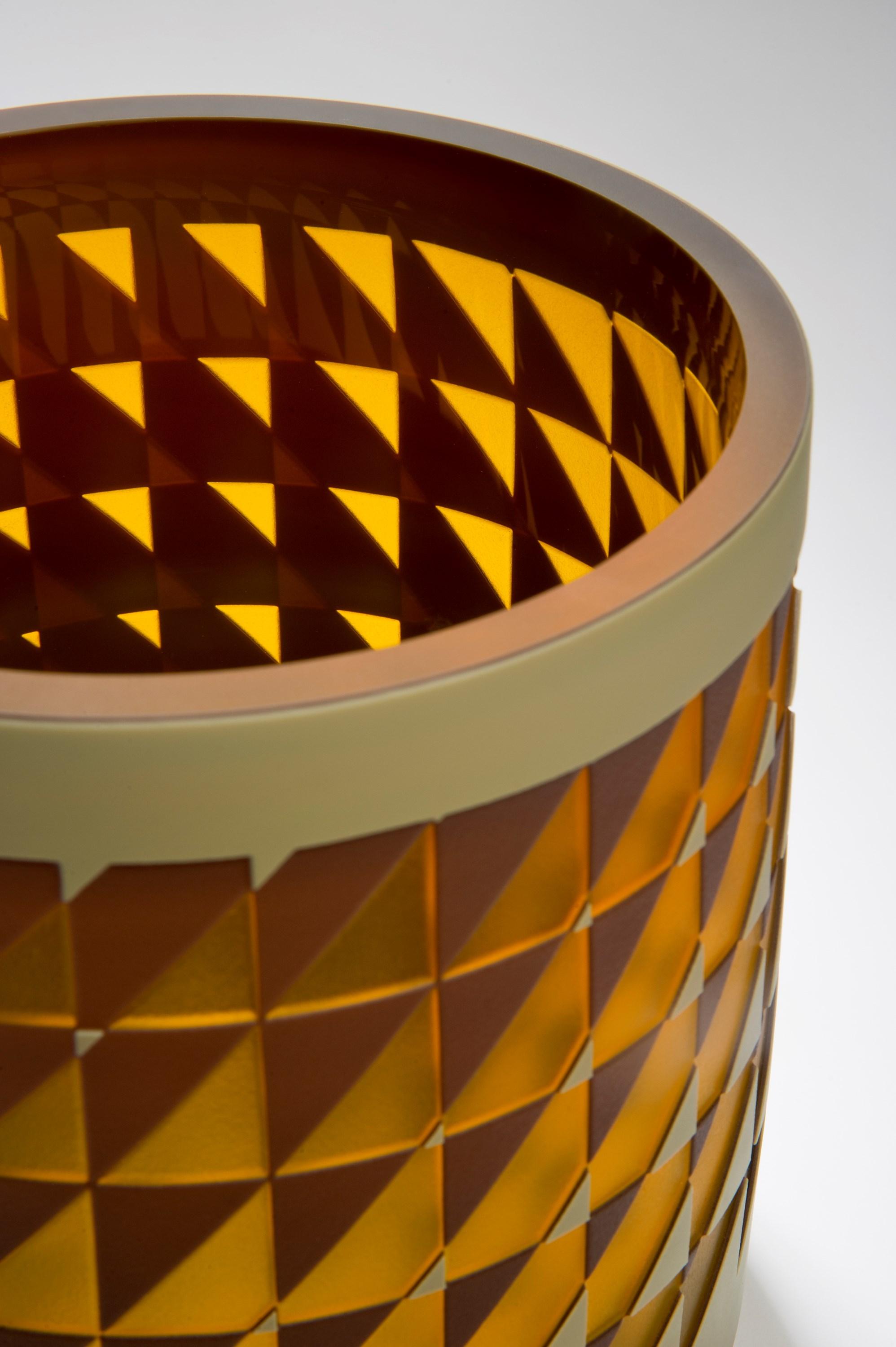 Britannico Sunny Side Up, vaso in vetro a motivi geometrici ocra e ambra di Sarah Wiberley in vendita