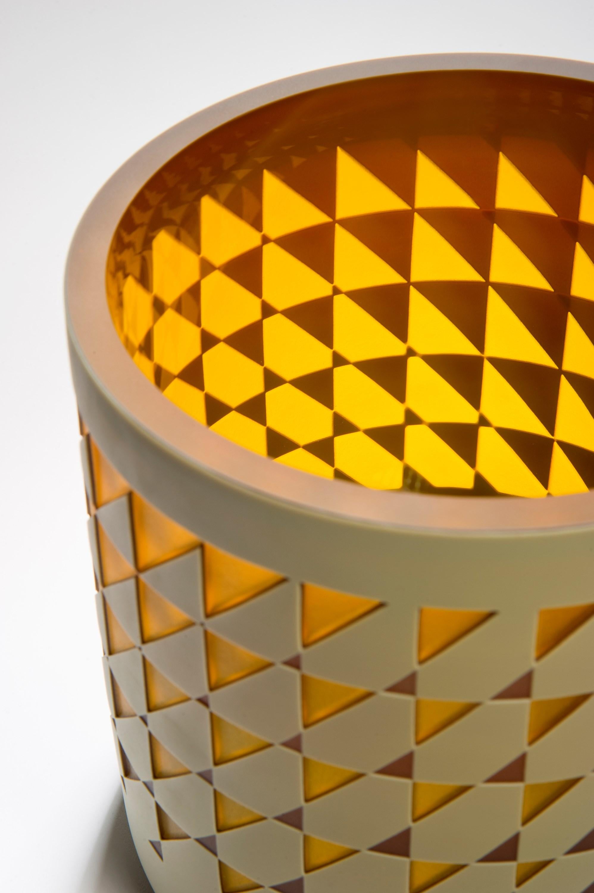 Fatto a mano Sunny Side Up, vaso in vetro a motivi geometrici ocra e ambra di Sarah Wiberley in vendita
