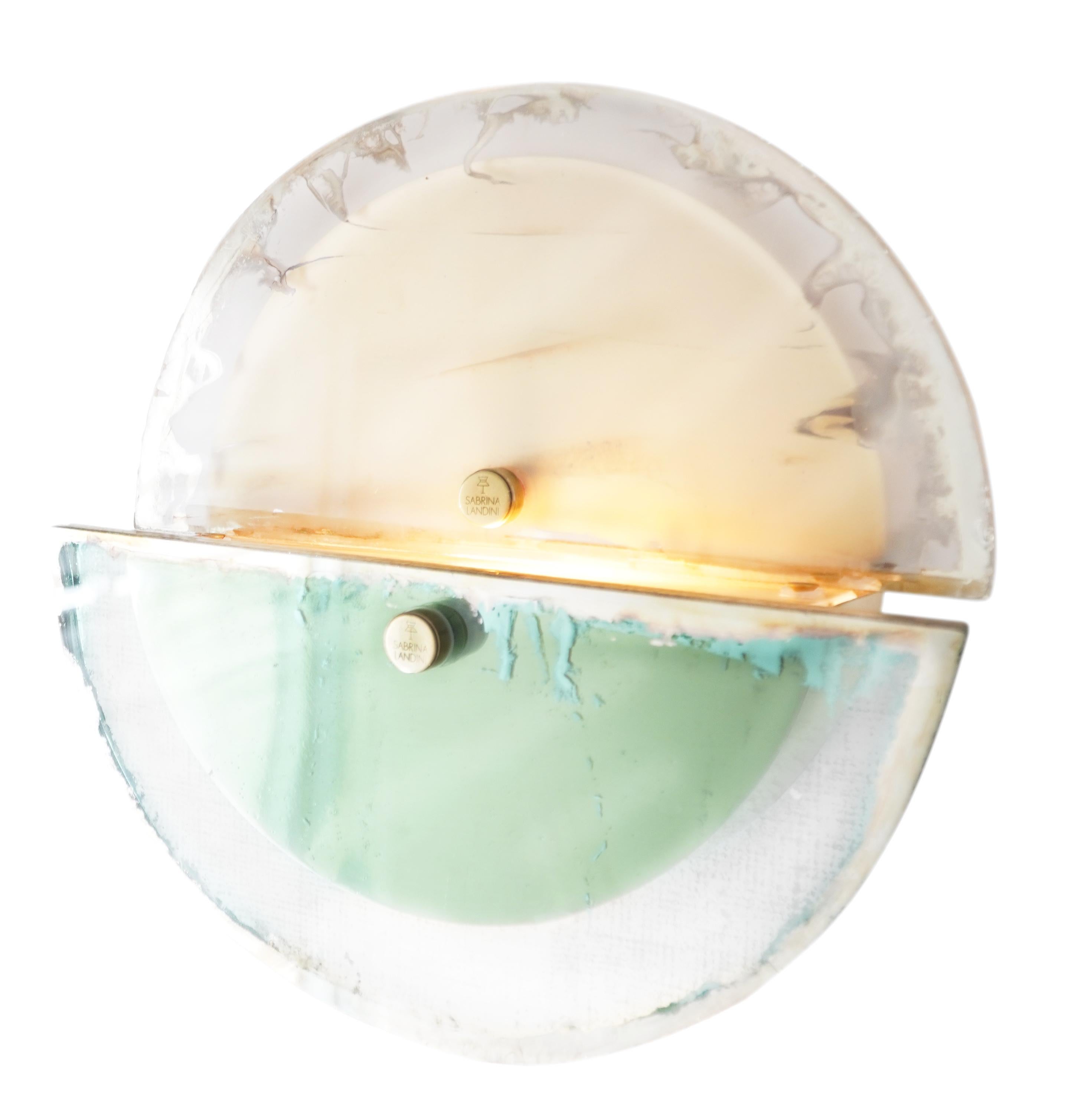 Nace Sunnymoon.
jade  plateado - plateado satinado

Inspirado por la clara luz del sol y la tranquila luz de la luna, que se combinan aquí.
A partir de la silueta clásica de nuestros icónicos Dos-ser y Dos-libre de entonces, Sunnymoon, con su forma