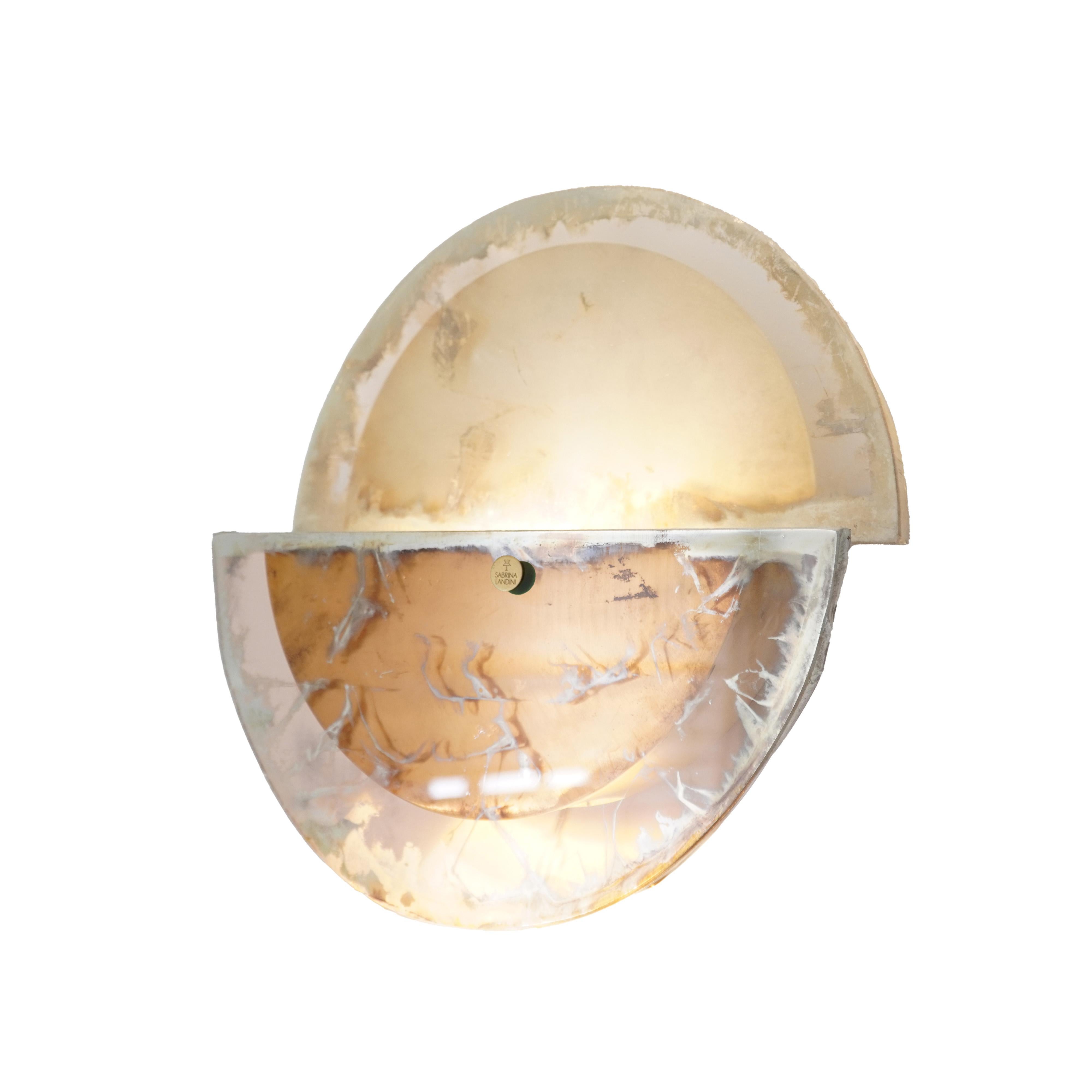 Naissance de Sunnymoon.
rose argenté - satiné argenté

Inspiré par la lumière claire du soleil et la lumière calme de la lune, qui sont combinées ici.
À partir de la silhouette classique de nos emblématiques Two-be et Two-free puis, Sunnymoon, avec