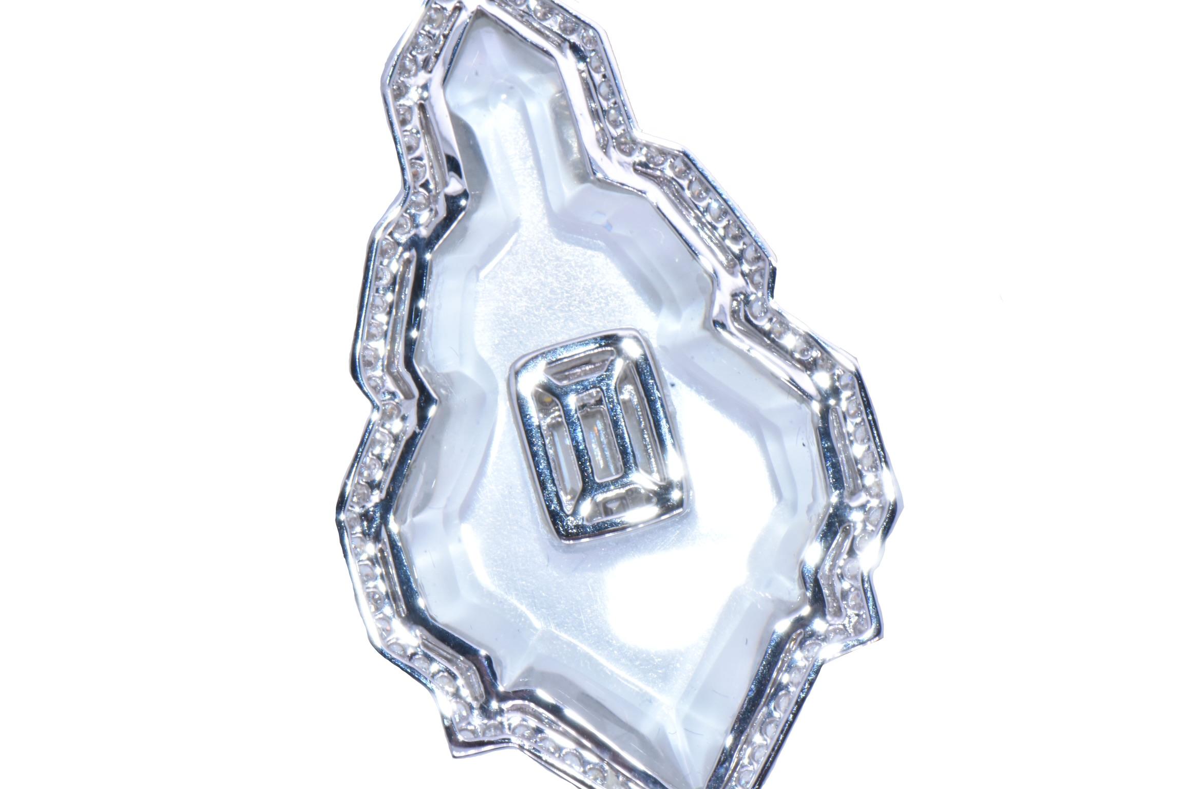 Taille baguette Pendentif en cristal Sunray et diamants en or blanc 18 carats en vente