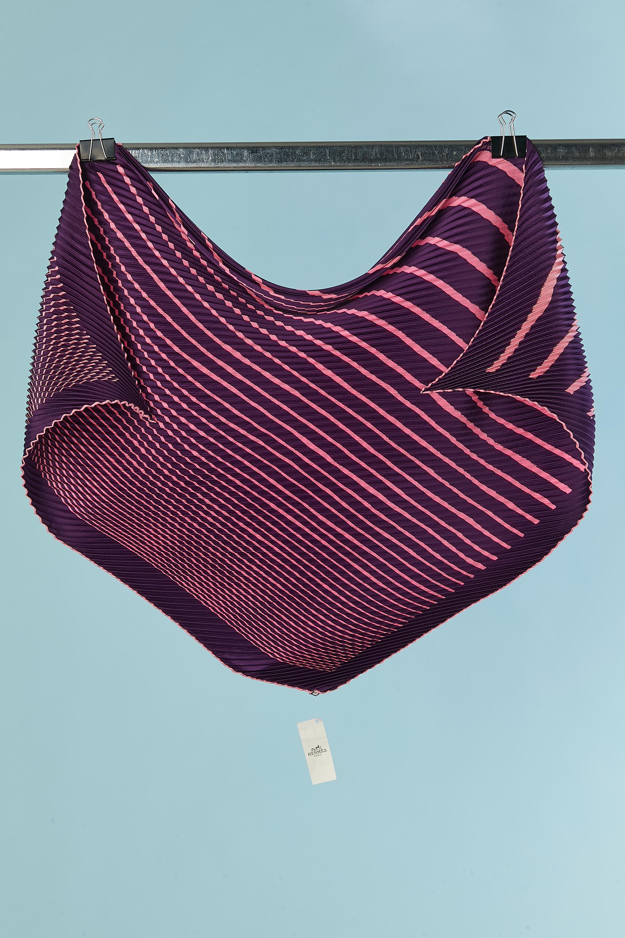 Sunray pleated silk scarf with purple and pink print. New with tag
SIZE 88cm X 88cm
