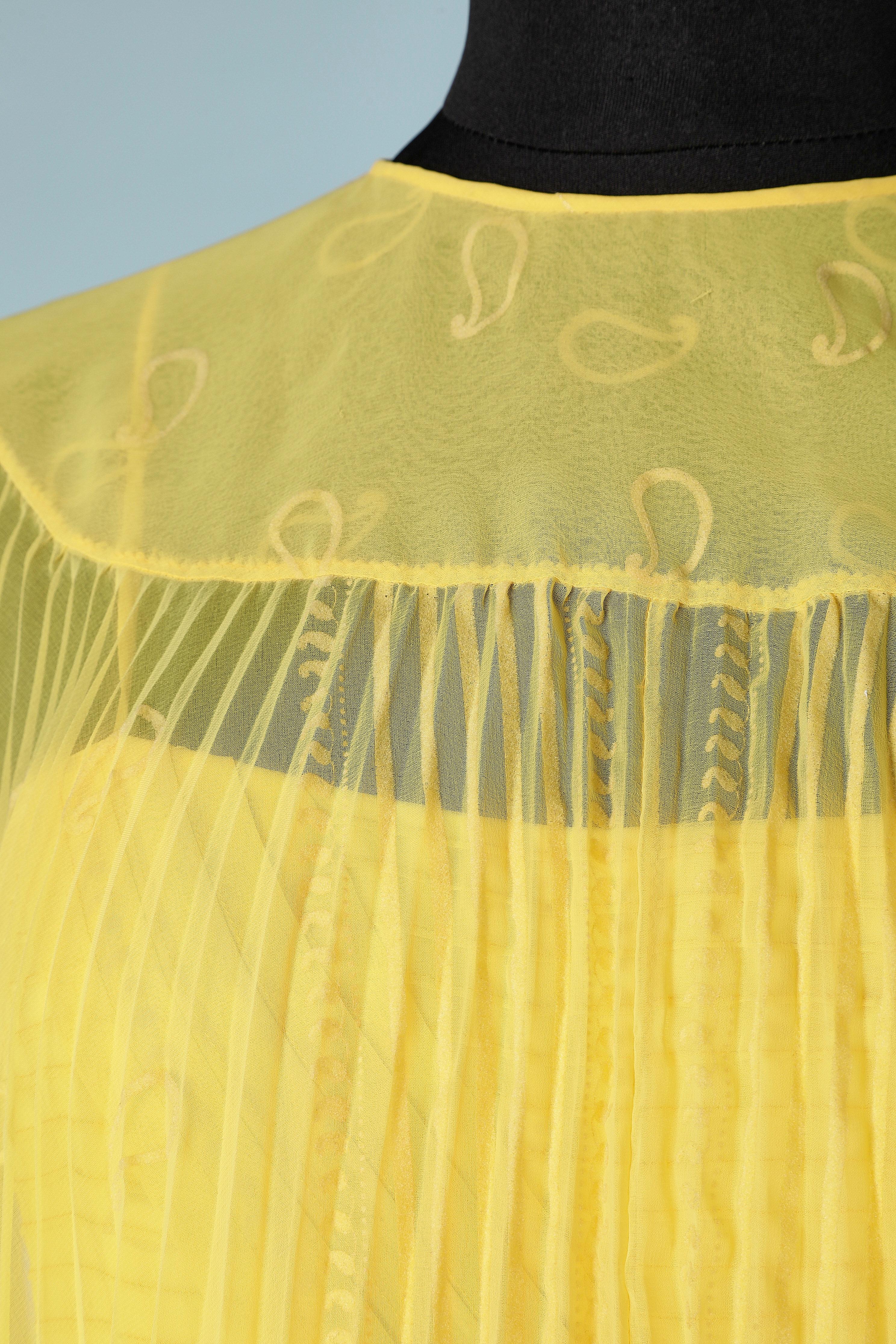 Sunray pleats yellow pleated cape and cocktail dress ensemble . The cape is normaly wear with the opening in the front ( mistake on the picture) Cut-work on the shoulders.
Close with one hook&eye in the middle. Dress is close in the middle back with