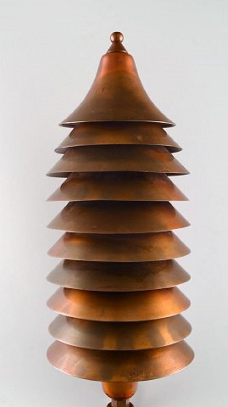 Sunray tricity: Table lamp of copper with ten shades. 
Manufactured and marked by Sunray Tricity. 
Measures: Height 52 cm, diameter 24 cm.