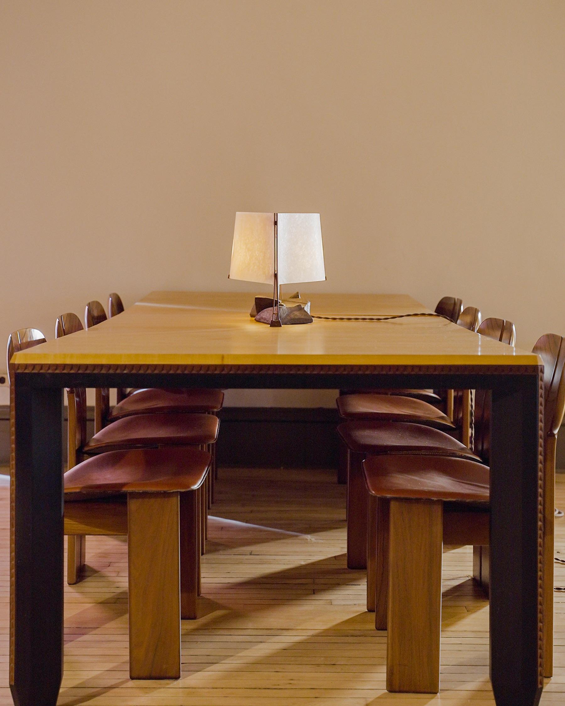 Lampe de table sculpturale artisanale de style Wabi-Sabi avec abat-jour translucide et base en grès

Fusion saisissante de l'art et de la fonction, cette lampe de table artisanale s'inspire de la philosophie japonaise wabi-sabi, célébrant