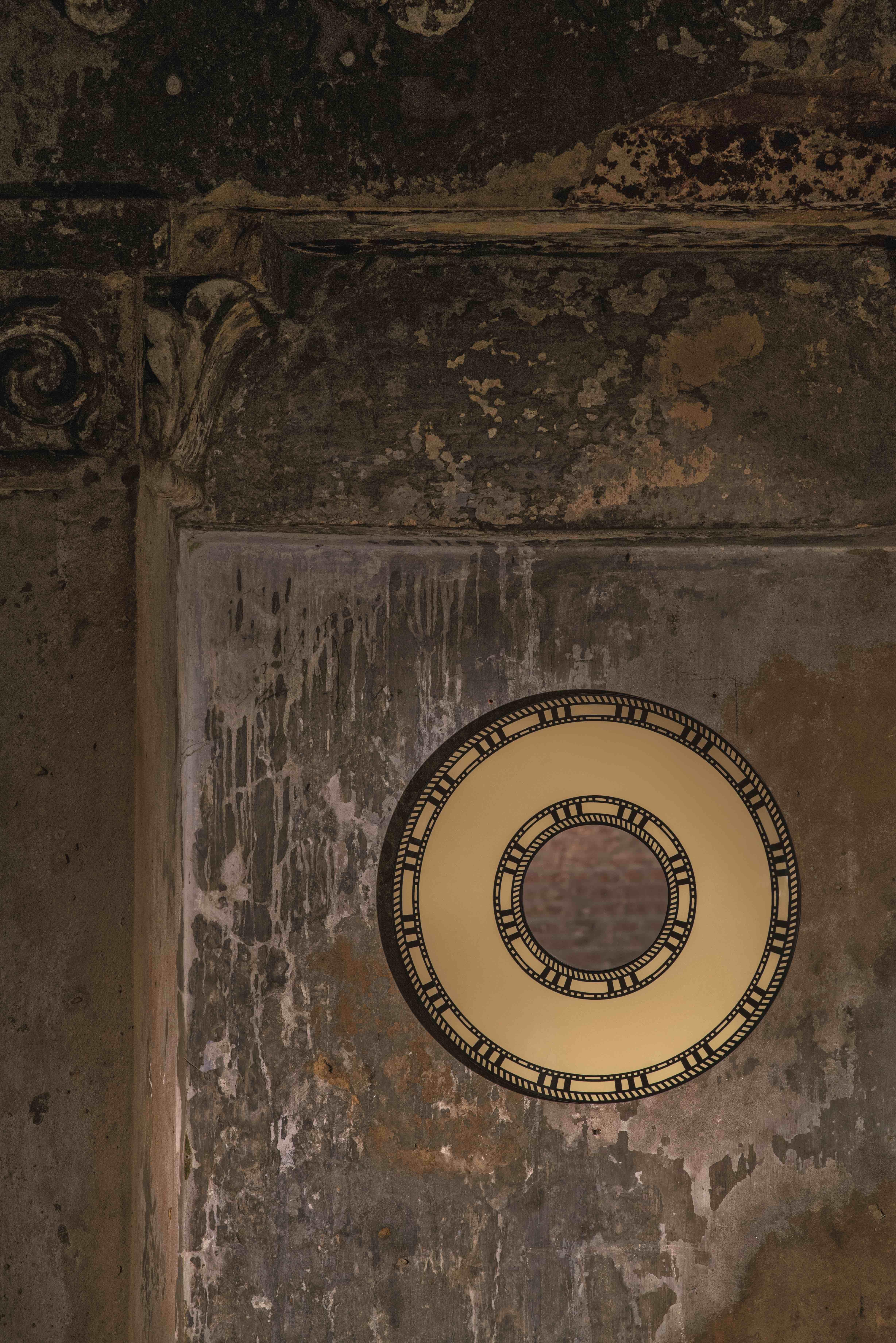 Le Sunrise Wall Console Mirror de Matteo Cibic est un joli miroir rond, assez petit.

L'artisanat indien est aussi varié que ses cultures et aussi riche que son histoire. L'art de la marqueterie d'os et de corne est ici omniprésent. Les artisans de