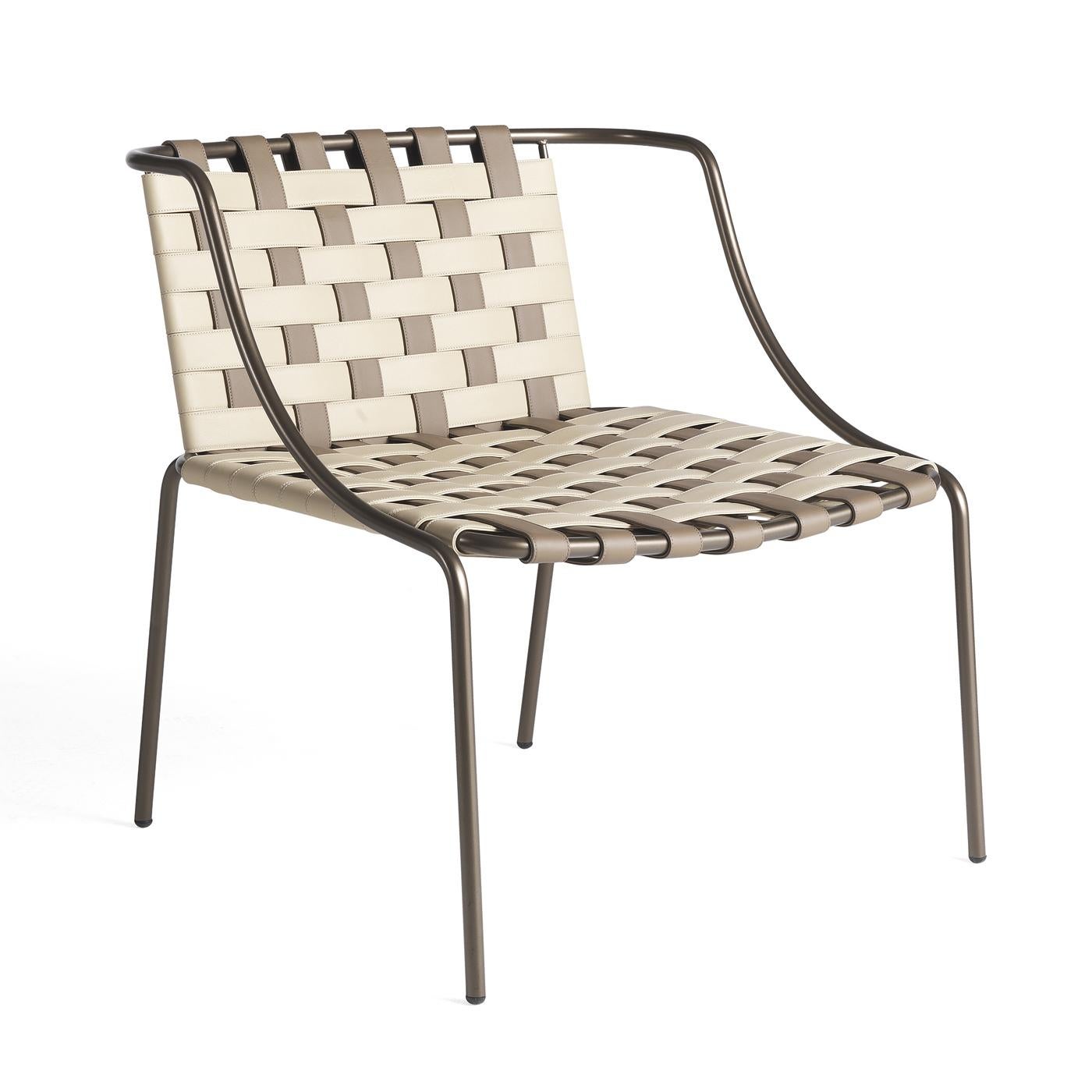 Dieser kleine Sessel, der klassisches Design mit moderner Raffinesse verbindet, besticht durch sein weißes und beiges Ledergeflecht auf Sitz und Rückenlehne, das auf einer schlanken und gewundenen Struktur aus Metallrohr ruht. Dieses Stück ist ein