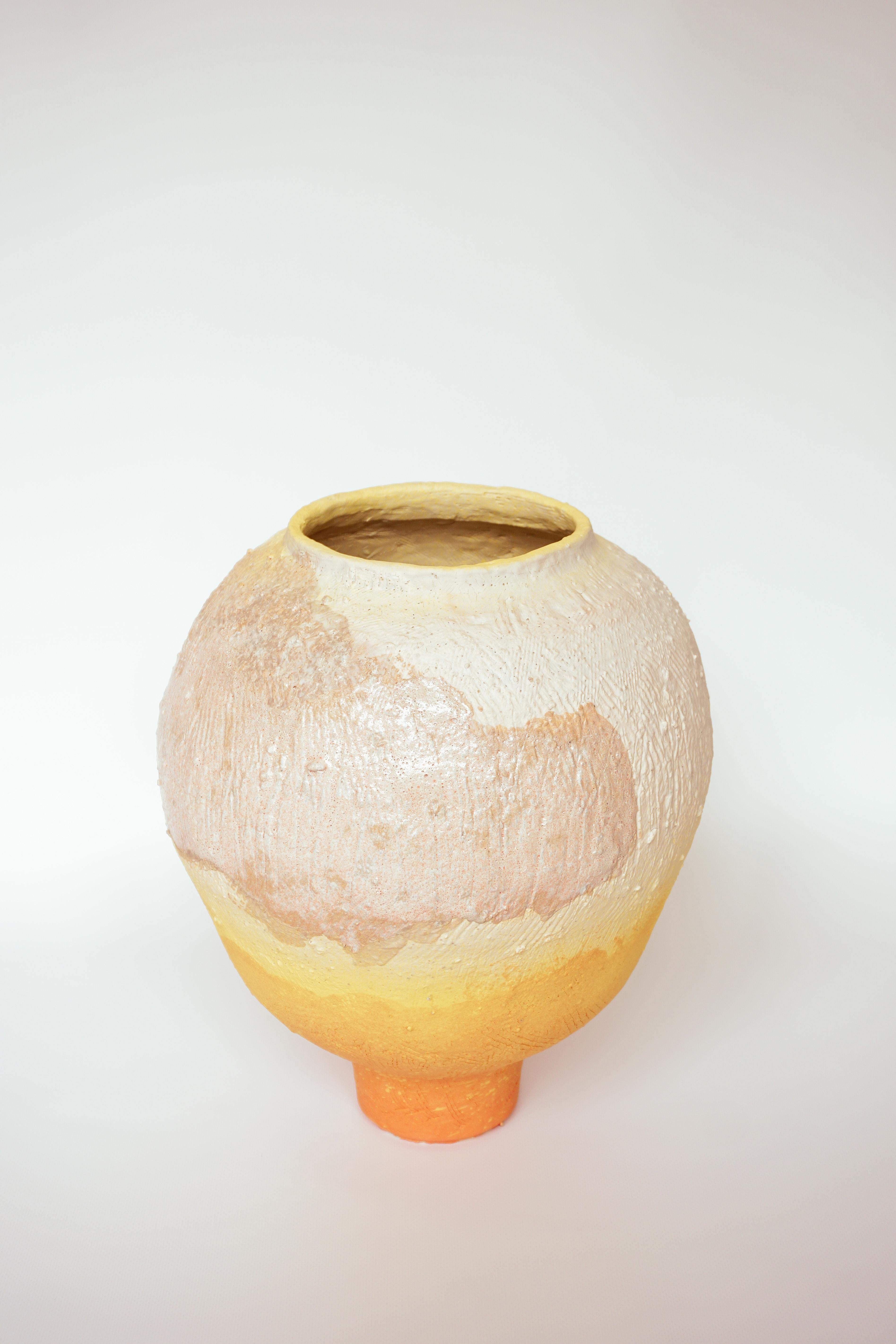 Vase Sunrise d'Arina Antonova, 2021
Dimensions : H 35 x P 30 cm
Matériaux : grès, glaçure, pigment.

Né à Sewastopol (Crimée), j'ai été entouré par la variété naturelle des vues côtières de la mer Noire, avec des plages rocheuses et des chaînes