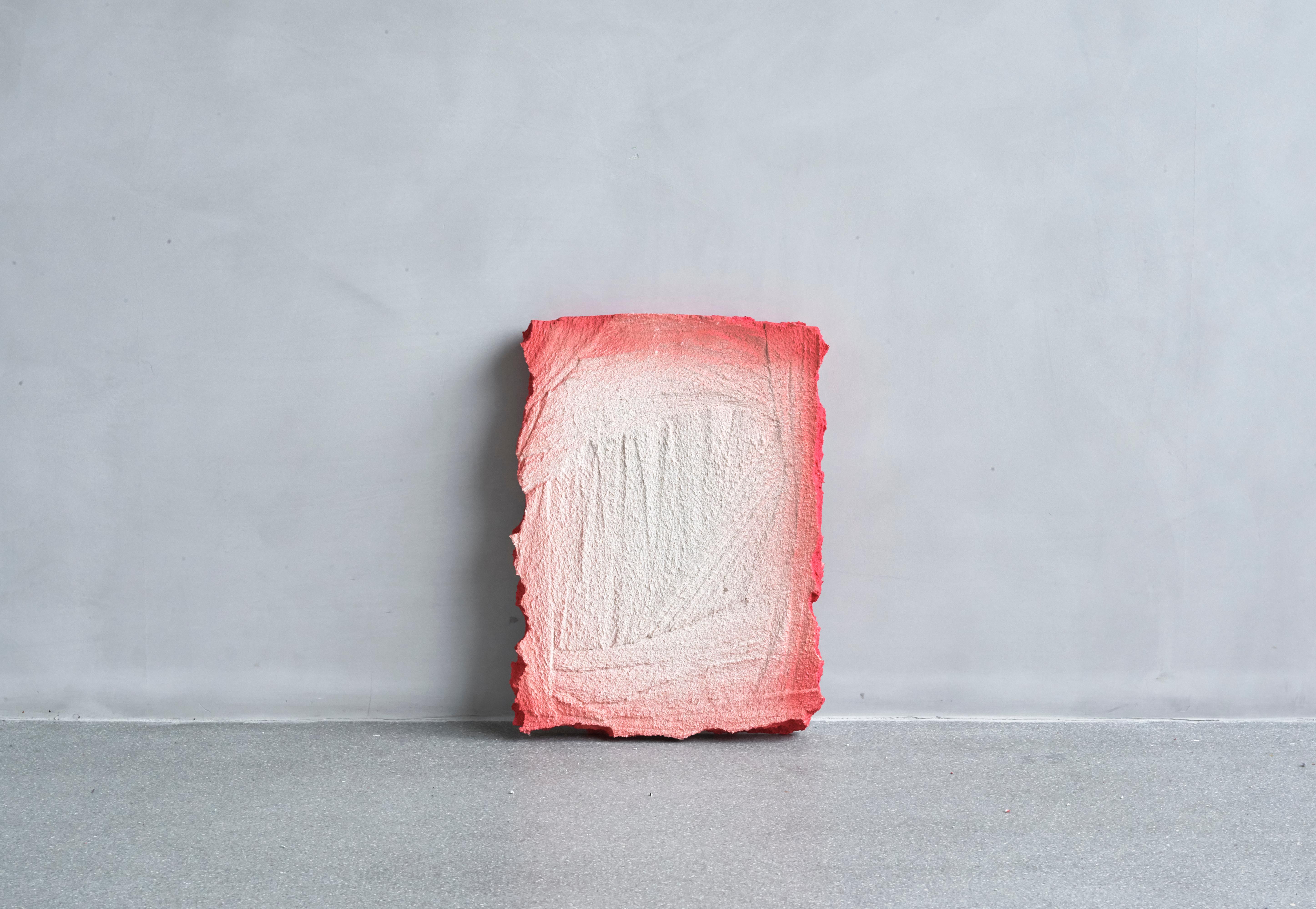 Applique Sunrise d'Andredottir & Bobek
Dimensions : L 320 x H 450 cm
Matériaux : Mousse/matelas réutilisé et durcisseur Jesmontite de couleur rouge/blanc fondu.

Artificial Nature est une collaboration entre le duo d'artistes et de designers