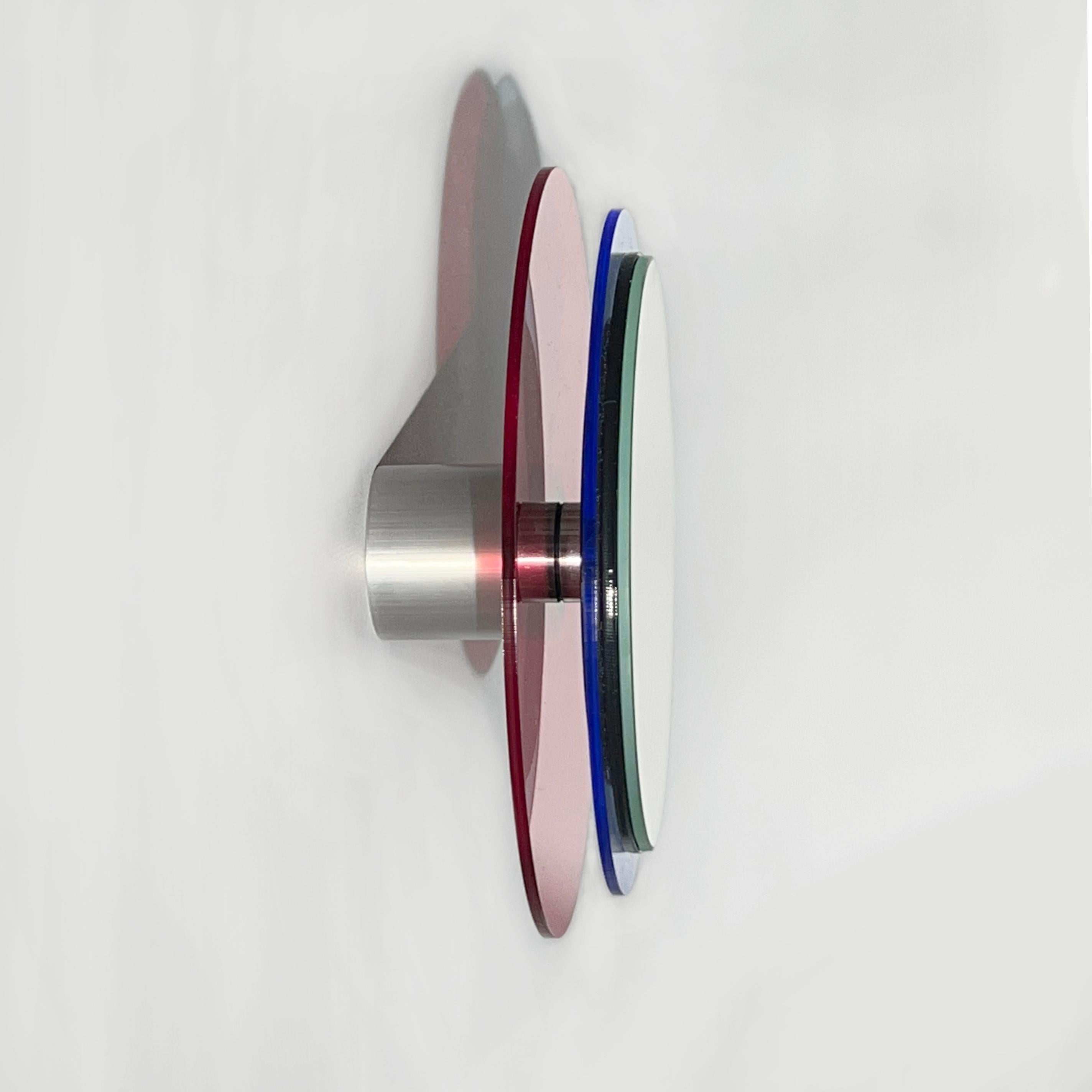 Les formes réduites créent des sculptures murales fascinantes, un jeu avec la translucidité, la lumière ambiante et la couleur.
Les objets miroirs flottent devant le mur et créent des sculptures fascinantes pleines d'énergie positive grâce à la