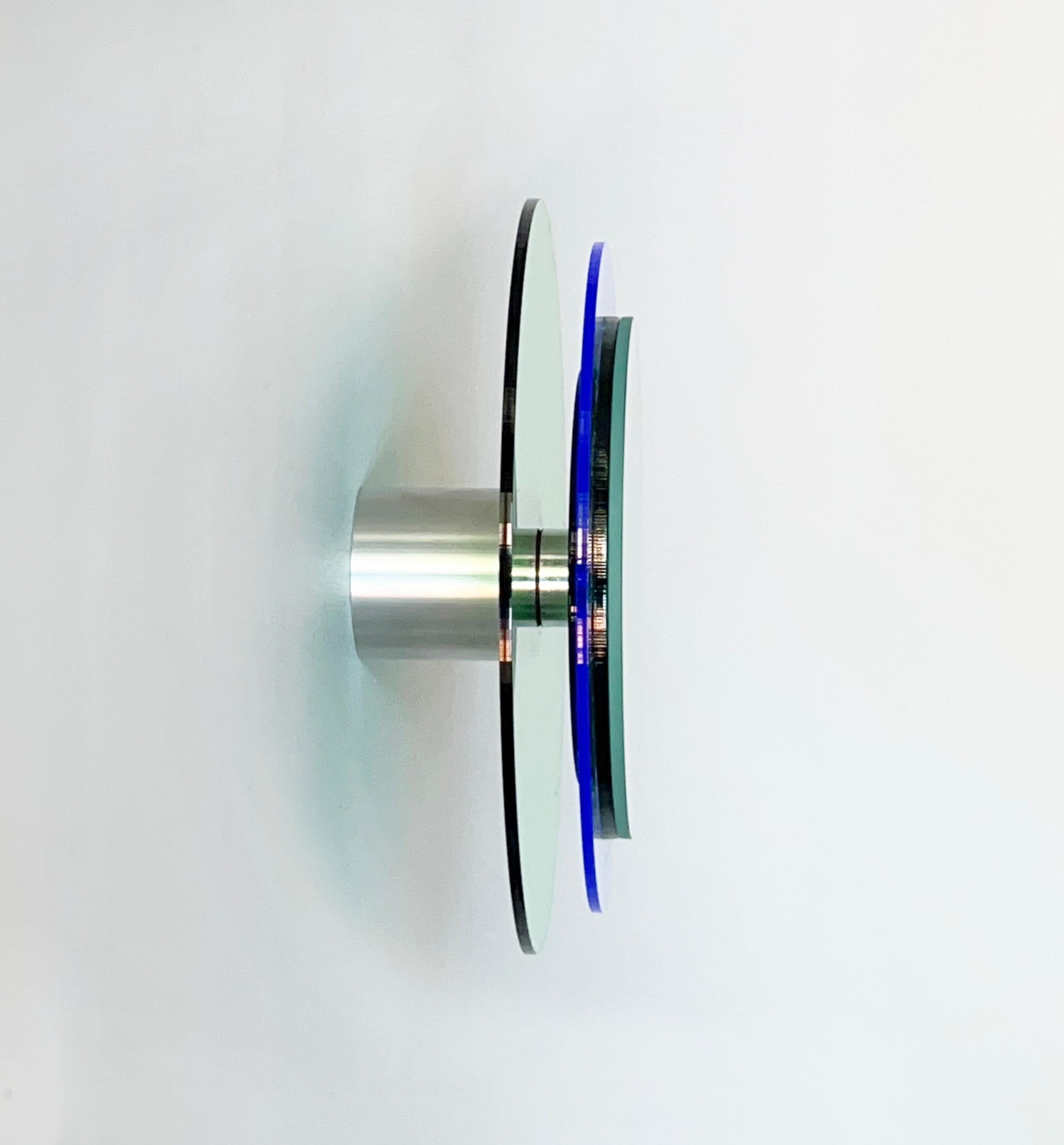 Las formas reducidas crean fascinantes esculturas murales, un juego con la translucidez, la luz ambiental y el color.
Los objetos espejo flotan frente a la pared y crean fascinantes esculturas llenas de energía positiva a través del color, la luz y