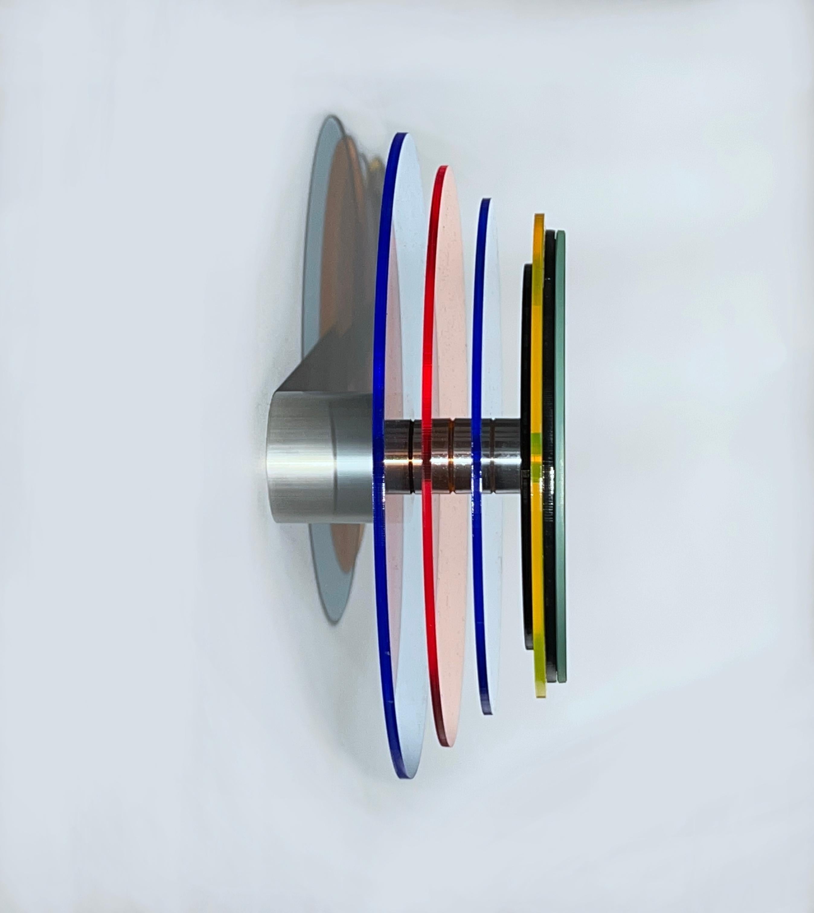 Les formes réduites créent des sculptures murales fascinantes, un jeu avec la translucidité, la lumière ambiante et la couleur.
Les objets miroirs flottent devant le mur et créent des sculptures fascinantes pleines d'énergie positive grâce à la