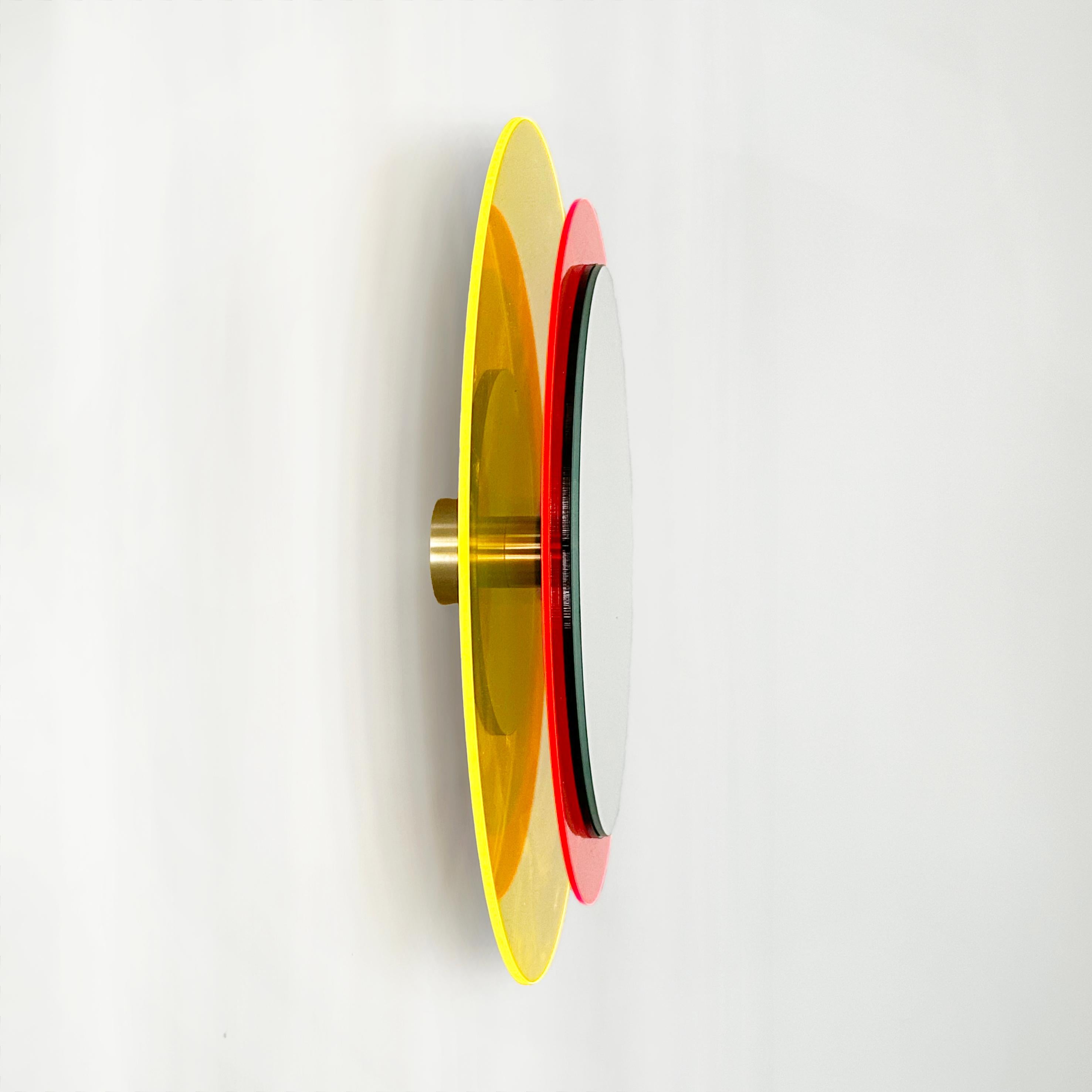Les formes réduites créent des sculptures murales fascinantes, un jeu avec la translucidité, la lumière ambiante et la couleur.
Les objets miroirs flottent devant le mur et créent des sculptures fascinantes pleines d'énergie positive grâce à la