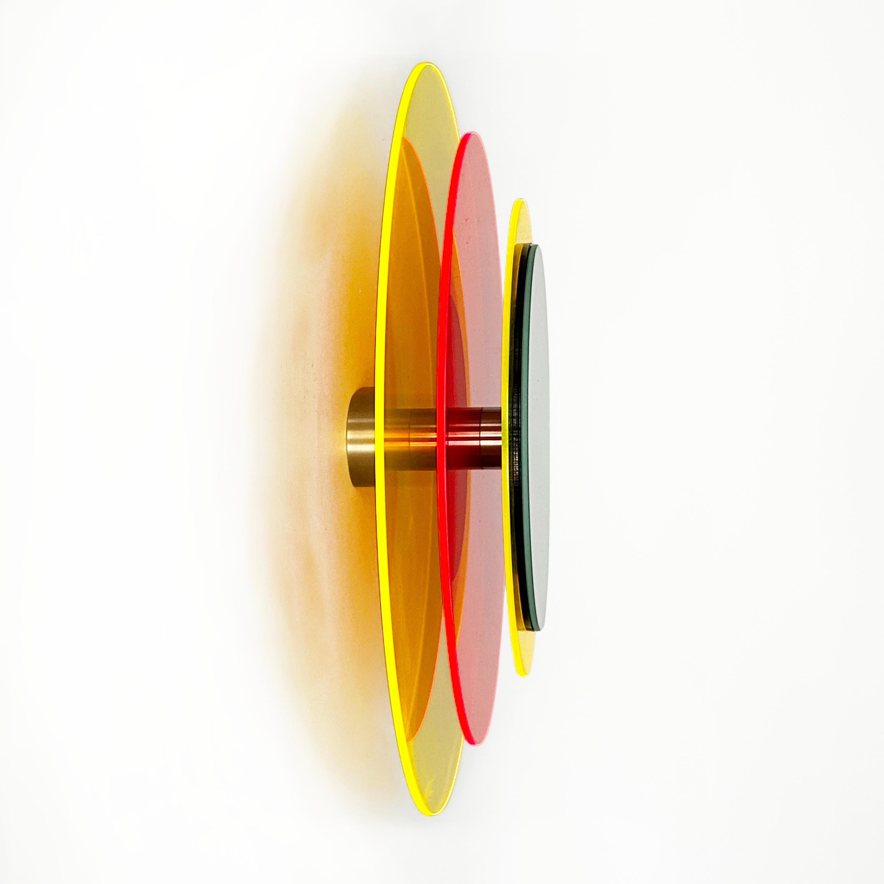 Le forme ridotte creano affascinanti sculture da parete, un gioco di traslucidità, luce ambientale e colore.
Gli oggetti a specchio fluttuano davanti alla parete e creano affascinanti sculture piene di energia positiva attraverso il colore, la luce