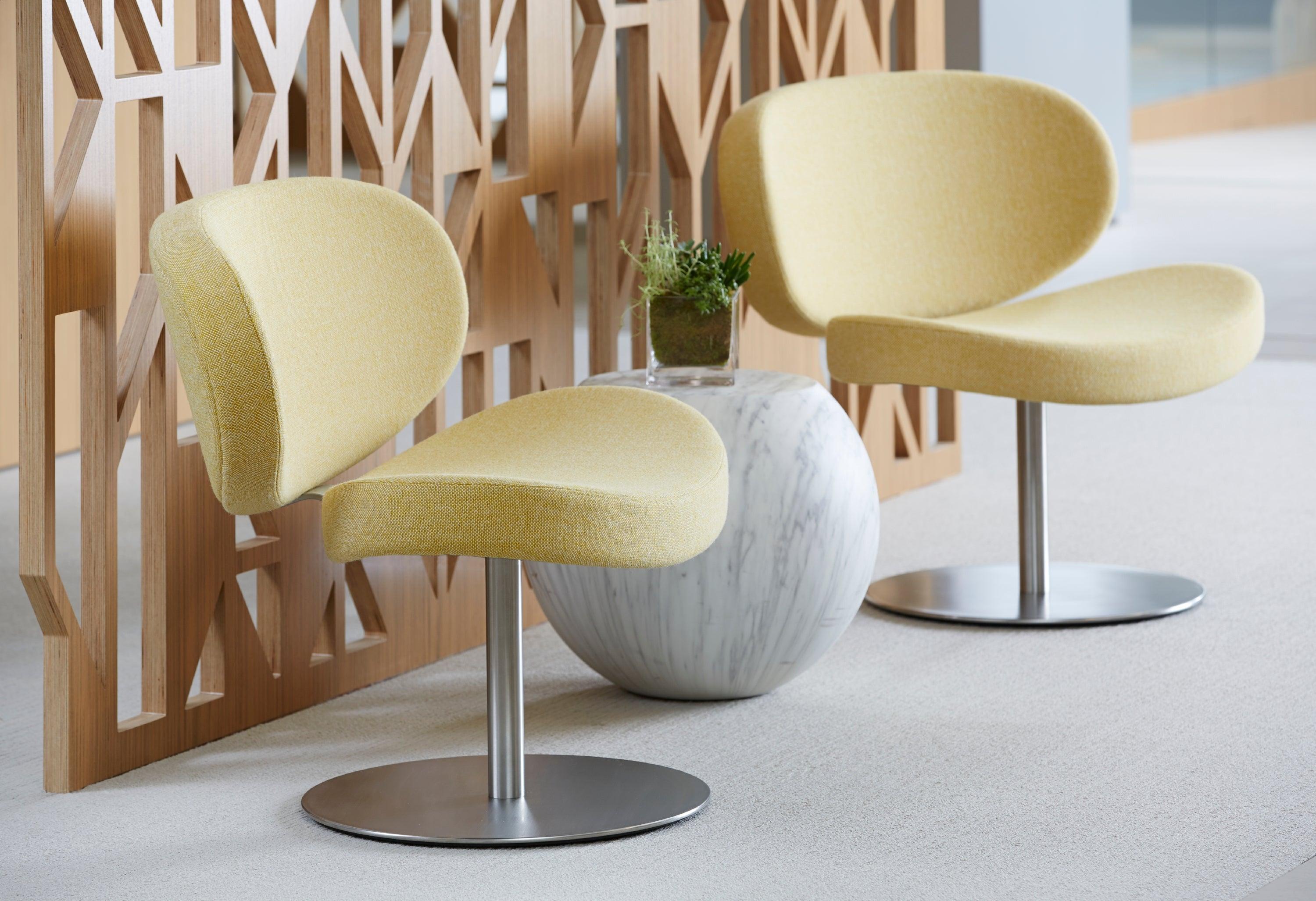 Der Sessel Sunset von Christophe Pillet ist drehbar und hat eine Rückenlehne und eine Sitzfläche aus gebogenem Buchenholz; das Gestell ist aus satiniertem Edelstahl gefertigt. Die Polsterung der Sunset-Sessel besteht aus Polyurethanschaum mit