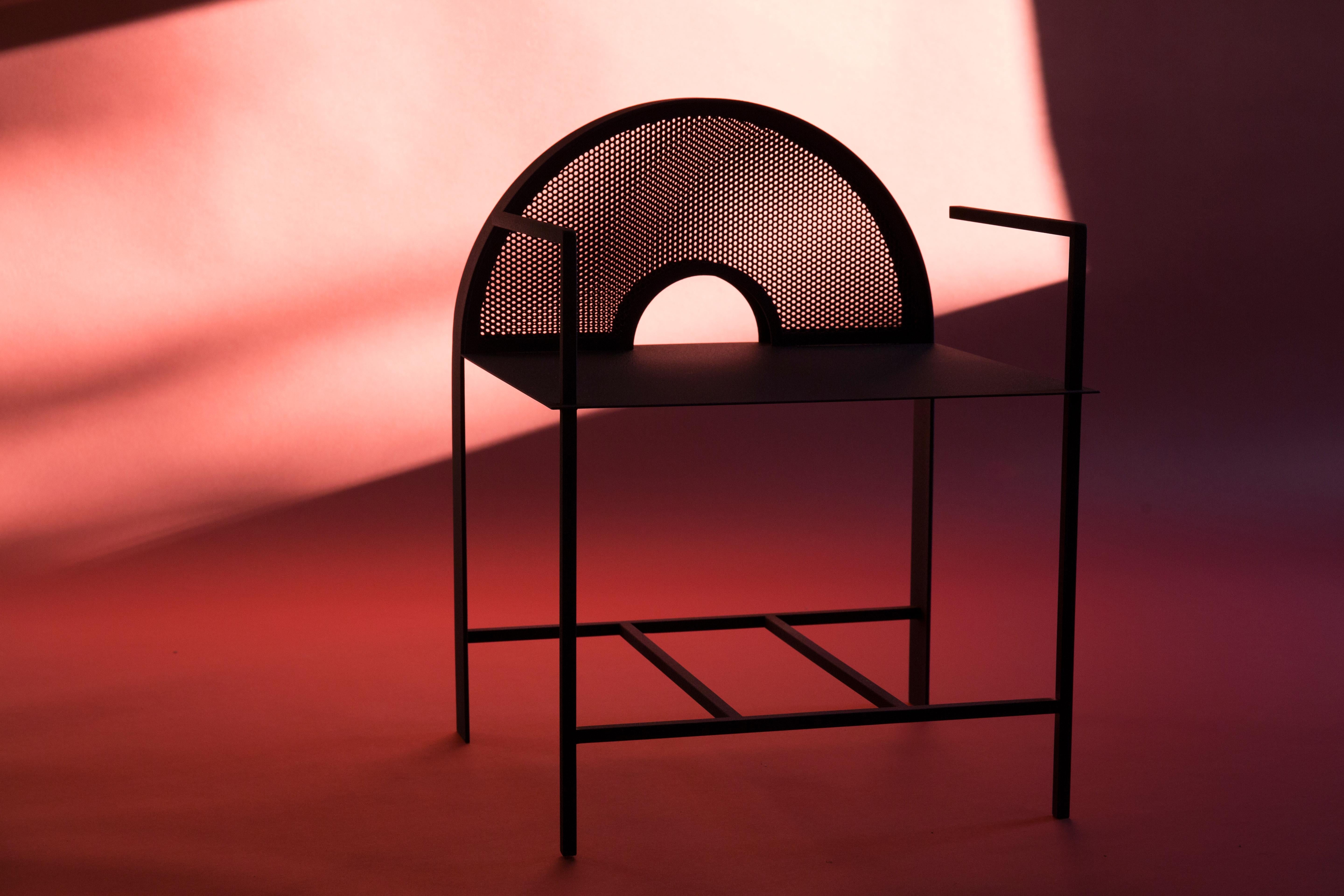 La Sunset Chair est une célébration de la complexité visuelle de la tôle perforée.  Un corps en acier soudé supporte une arche arrière constituée de deux feuilles de métal perforé, logées dans un cadre incurvé.  Ces deux feuilles de métal perforé