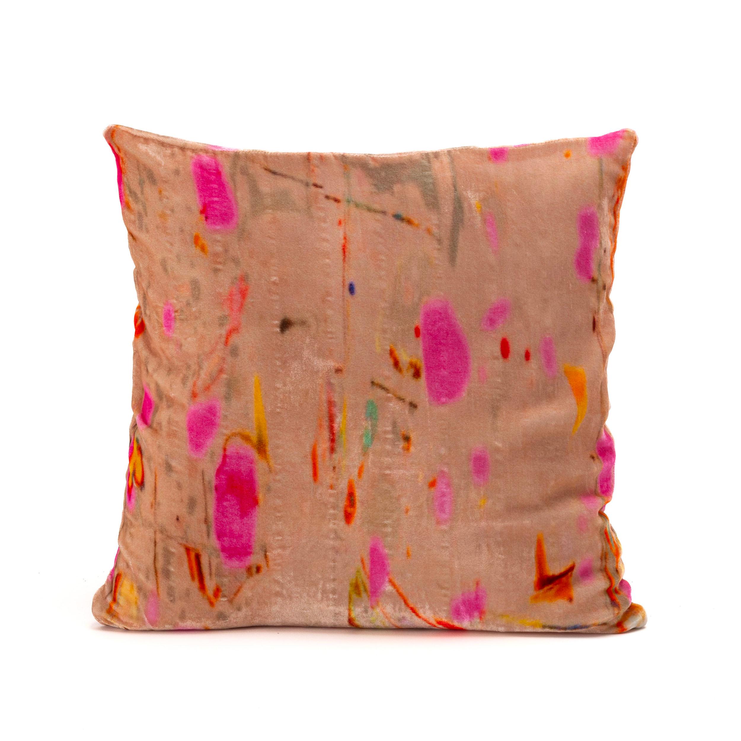 - Cuscino in velluto di seta (fronte e retro)
- Dimensioni: 45cm*45cm
- Design diverso per la parte anteriore e posteriore
- Zip laterale invisibile
- Viene fornito con riempimento, 100% kapok

I cuscini di Coralla sono un tributo alla creatività,