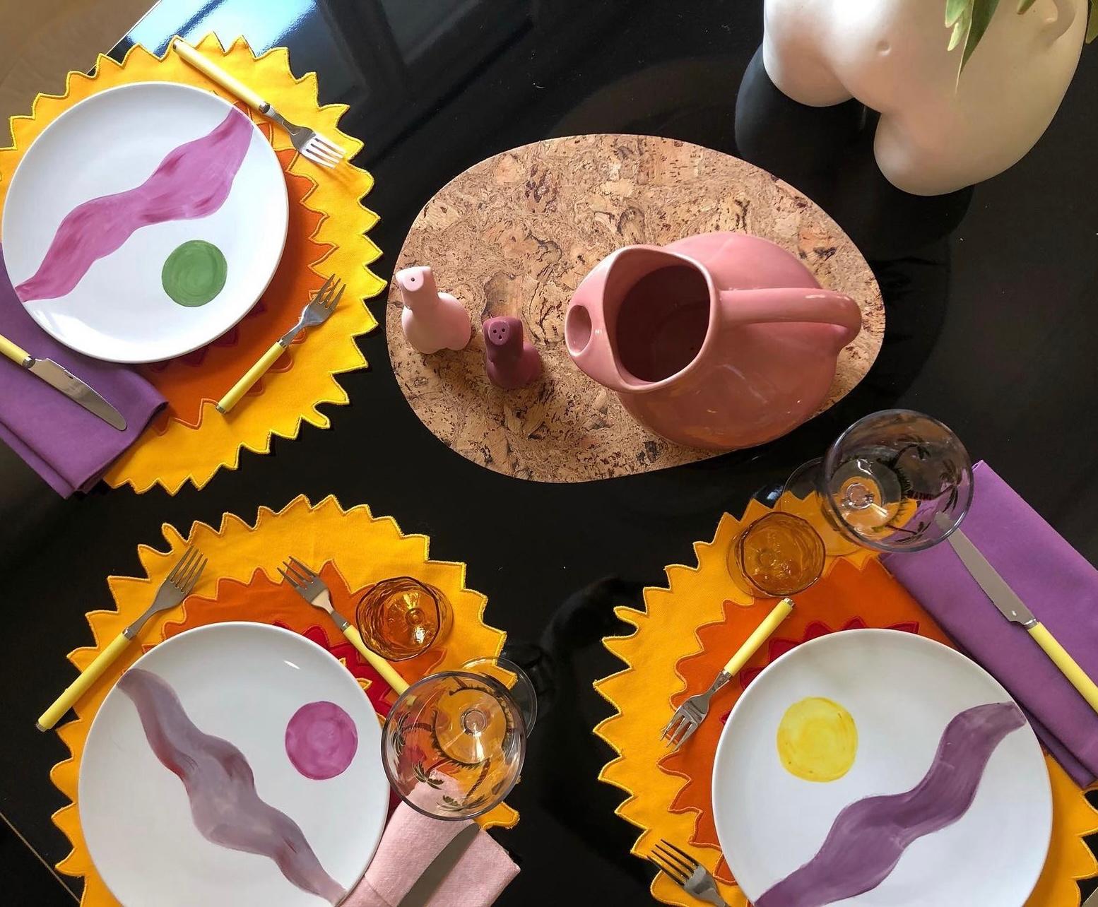 We have represented the sunset colors around the world which make each one unique. 

Same day, same time, same sun: different places

This atemporal design is suitable for all kind of set ups.

Uniqueness in every plate.
Handpainted in