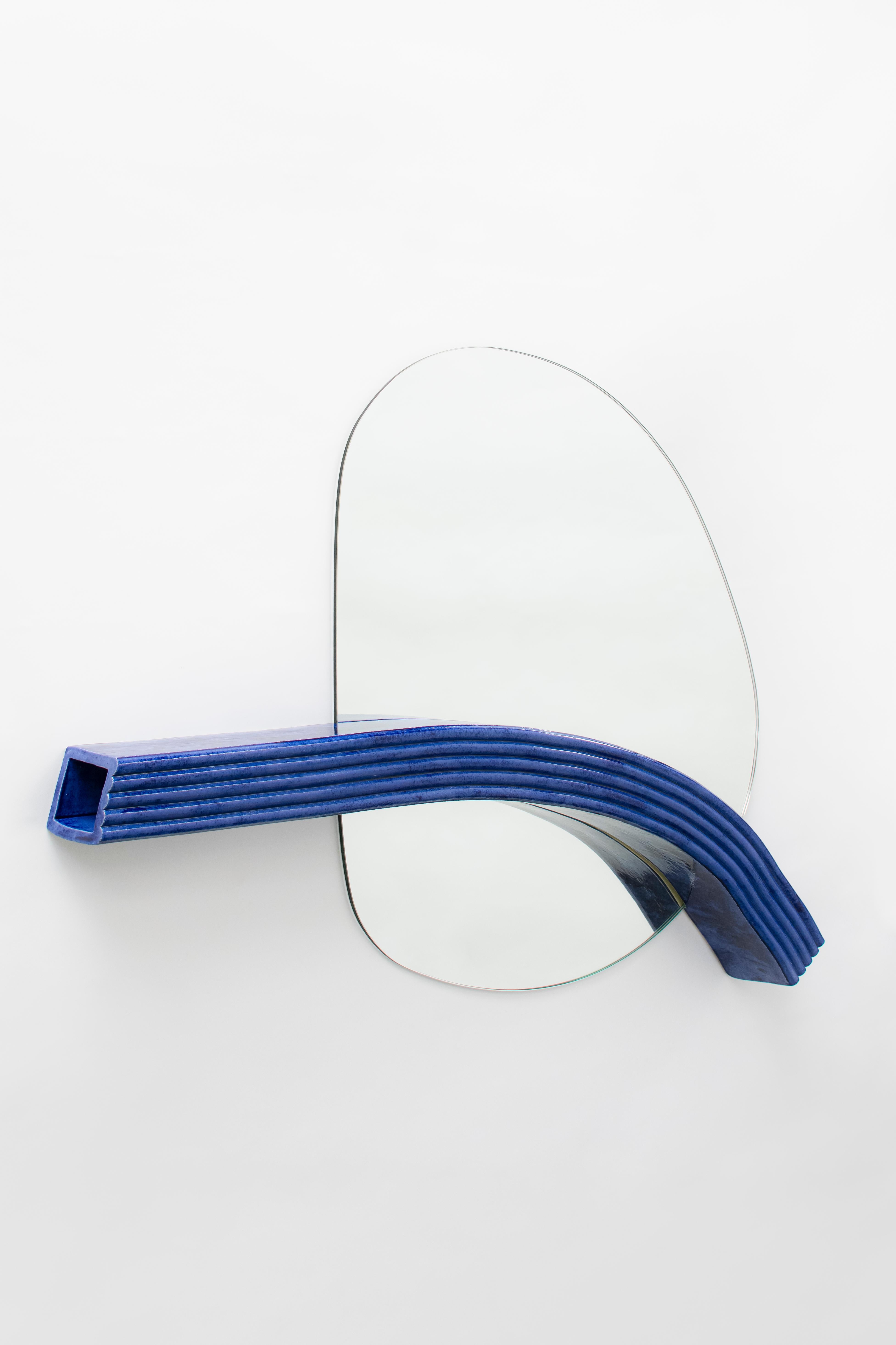 Floris Wubben, nato nel 1983, è un designer e ceramista olandese famoso per la sua fusione unica di design funzionale e scultura sperimentale. Con sede ad Haarlem, nei Paesi Bassi, ha fondato il suo studio nel 2009 dopo aver studiato all'Accademia