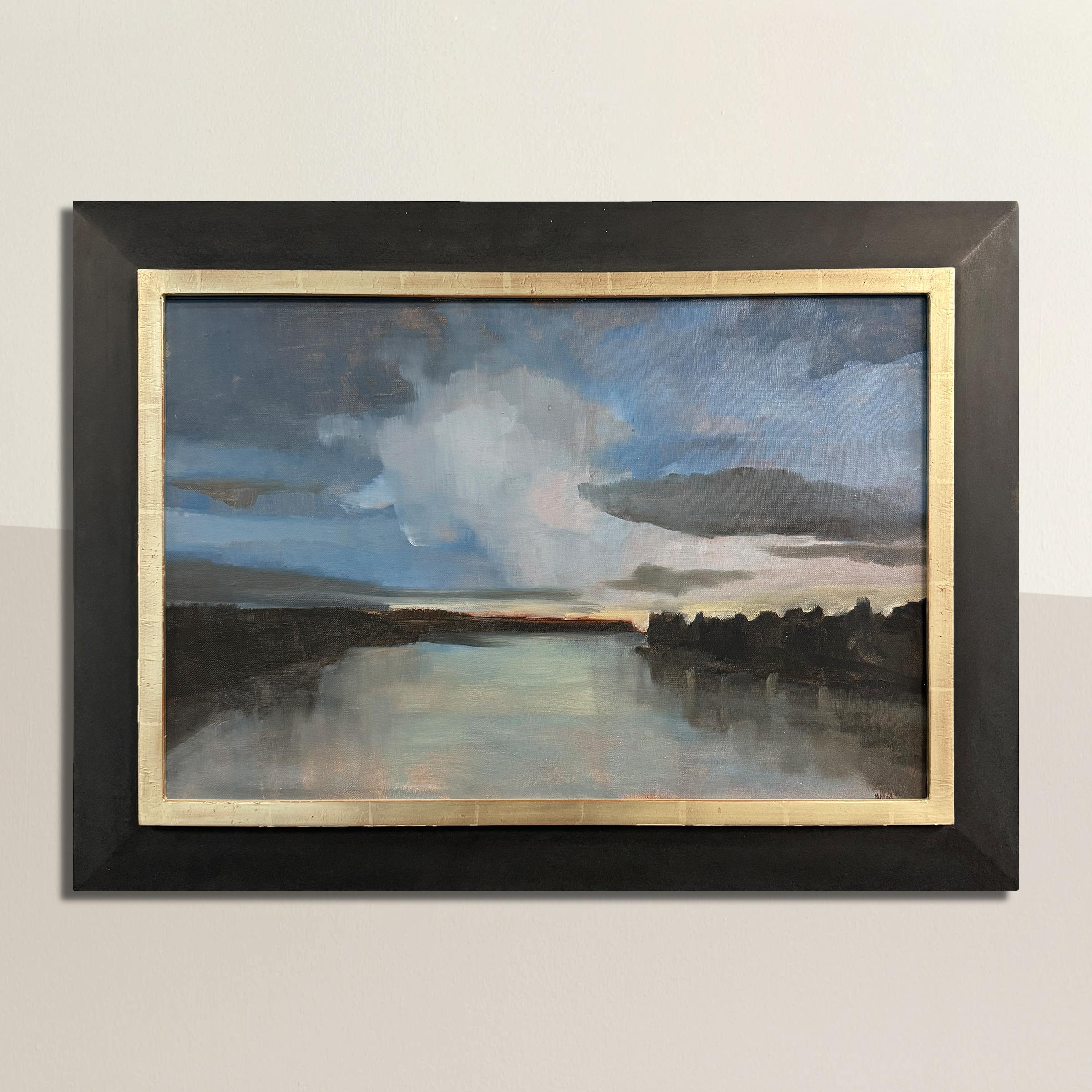 En esta obra maestra al óleo sobre lino de Mira Módly, el sol poniente proyecta su último resplandor dorado sobre un tranquilo paisaje fluvial. El hábil uso que hace Módly de la técnica del espumado en el cielo y el agua añade profundidad, captando