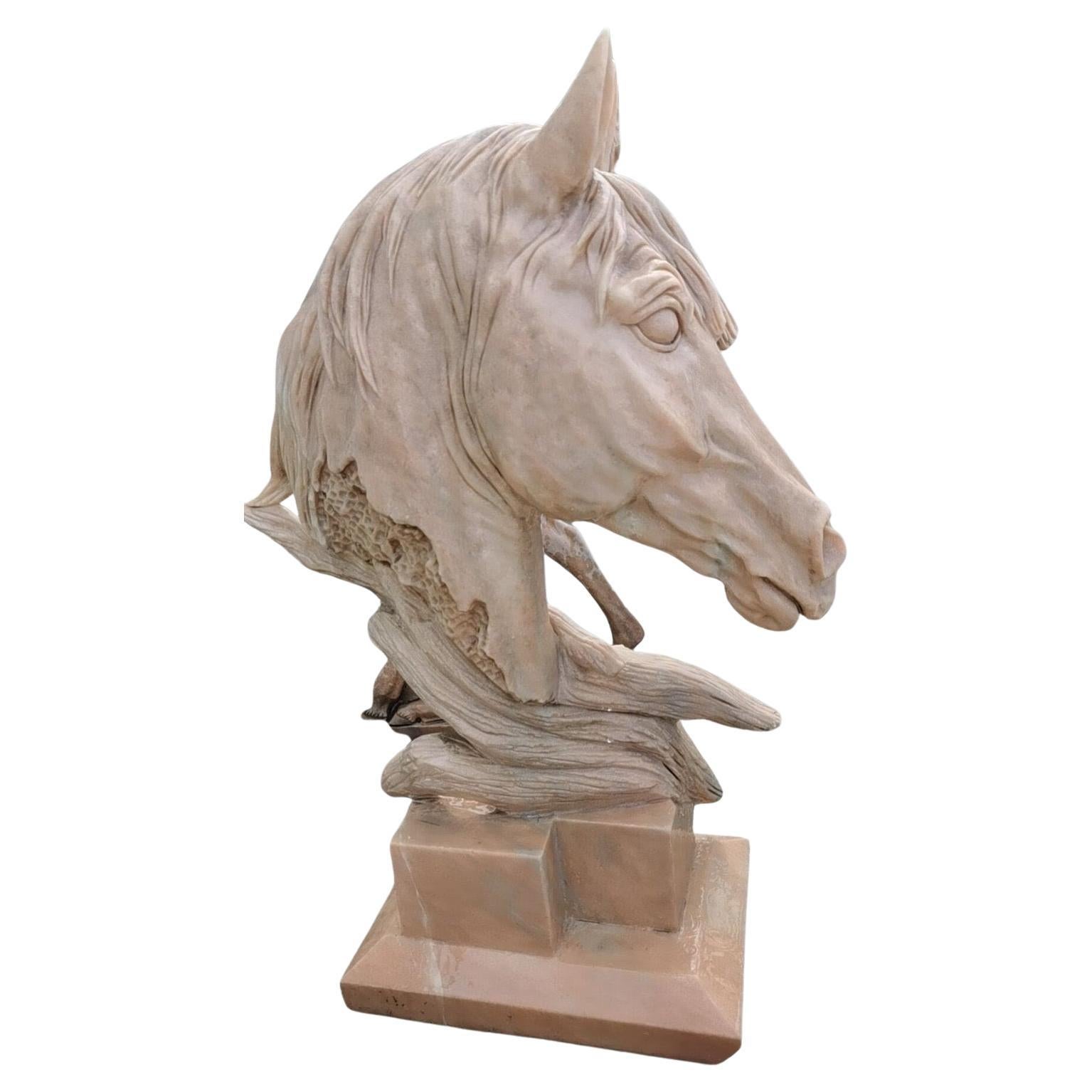 Questa splendida scultura di testa di cavallo in marmo al tramonto cattura la maestosa eleganza della forma equina in uno straordinario spettacolo di arte. Scolpito in marmo pregiato color tramonto, il pezzo evoca un senso di movimento e grazia, con
