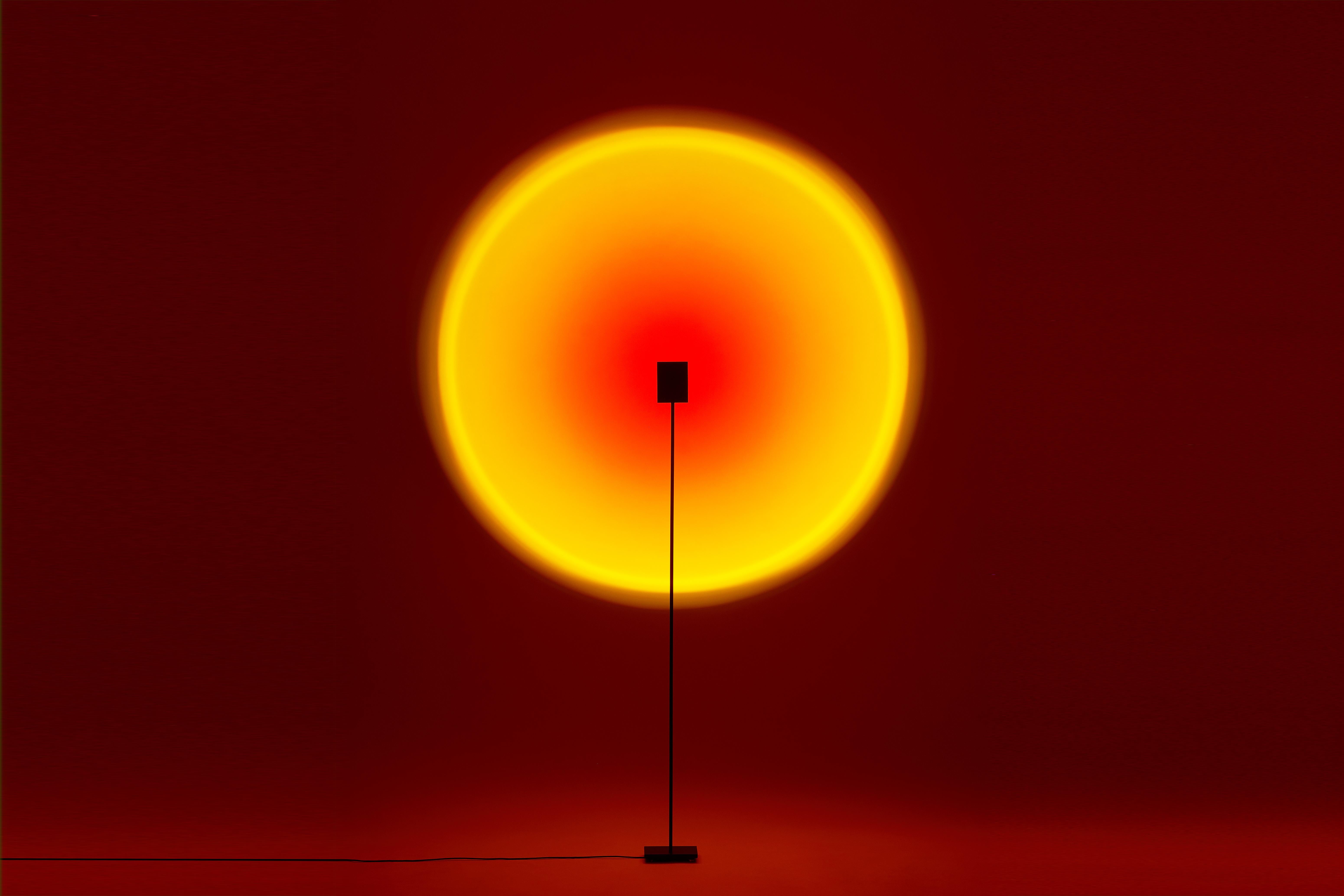 Ein-Stehlampe mit Sonnenuntergang und rotem Halo von Mandalaki (Italienisch) im Angebot