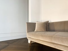 Sofá de terciopelo Sunset Rest de Damien Langlois-Meurinne, diseño moderno