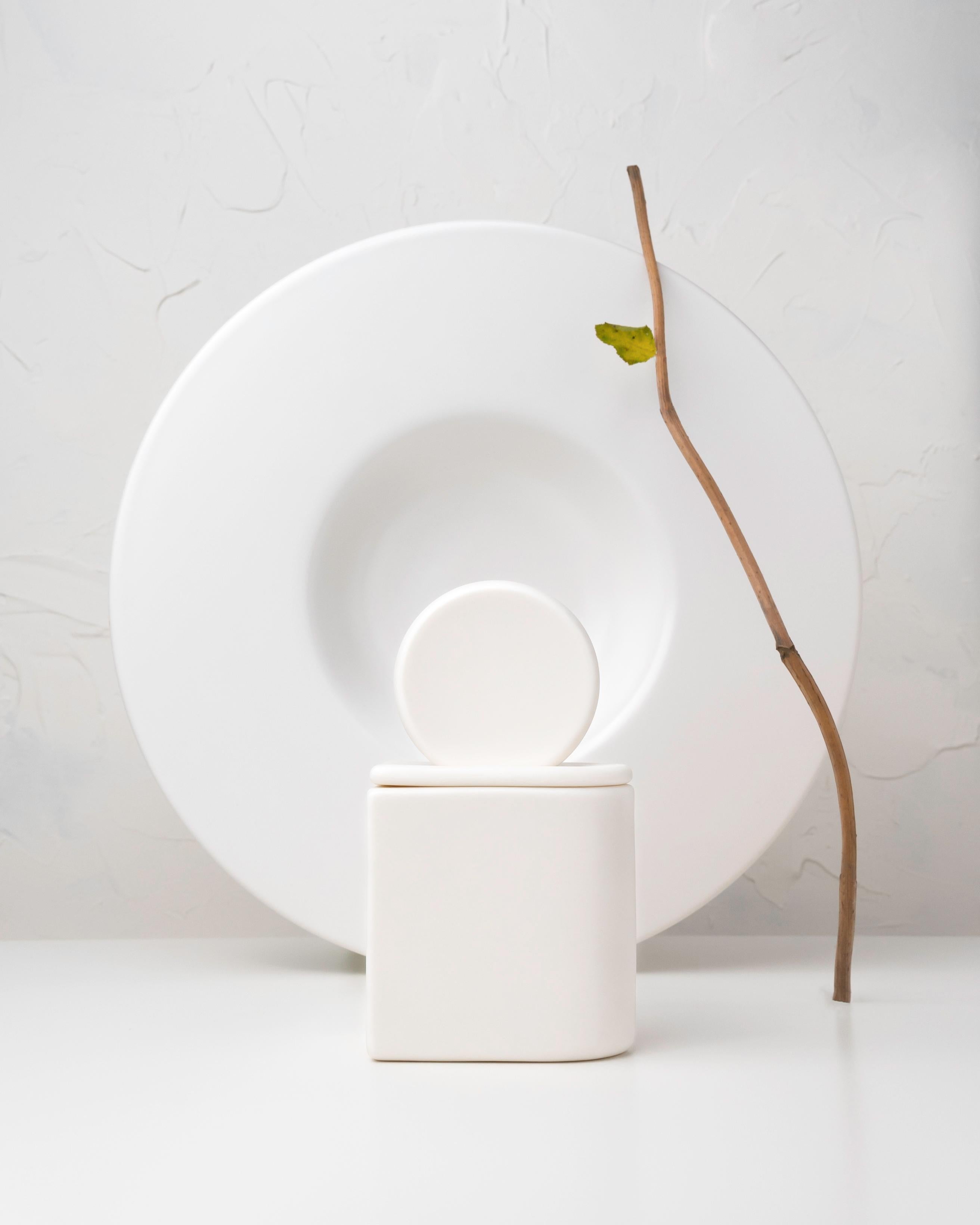 Sunset. A minimalist ceramic container, Parian porcelain. 

A collection inspired by nature and classical forms.

Parian porcelain vessels, unglazed.

• 160 g natural soy wax

• app 30 h burn time

• wooden wick

• fragrance oils composition

•