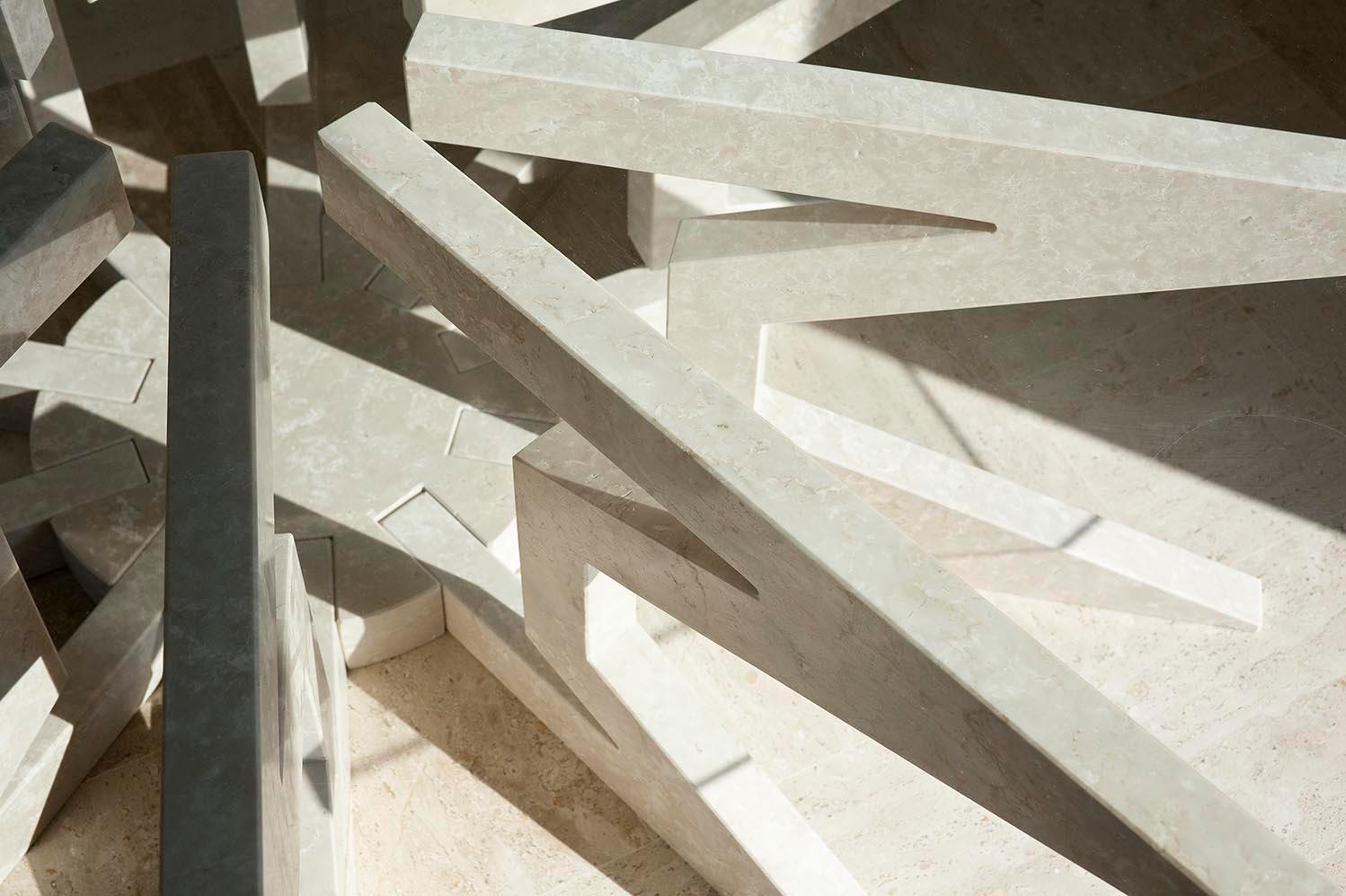 italien Sunshine - Table basse en marbre crémeux du 21e siècle par Luca Scacchetti en vente