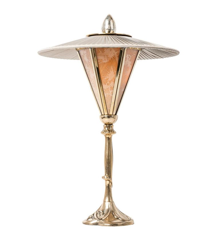 This lamp is a contemporary piece, made in Tuscany, Italy entirely by hand, 100% of Italian origin.
The style is halfway through Art Nouveau and Japanese Oriental style.
A star-shaped body is a glass case that contains a precious handmade paper