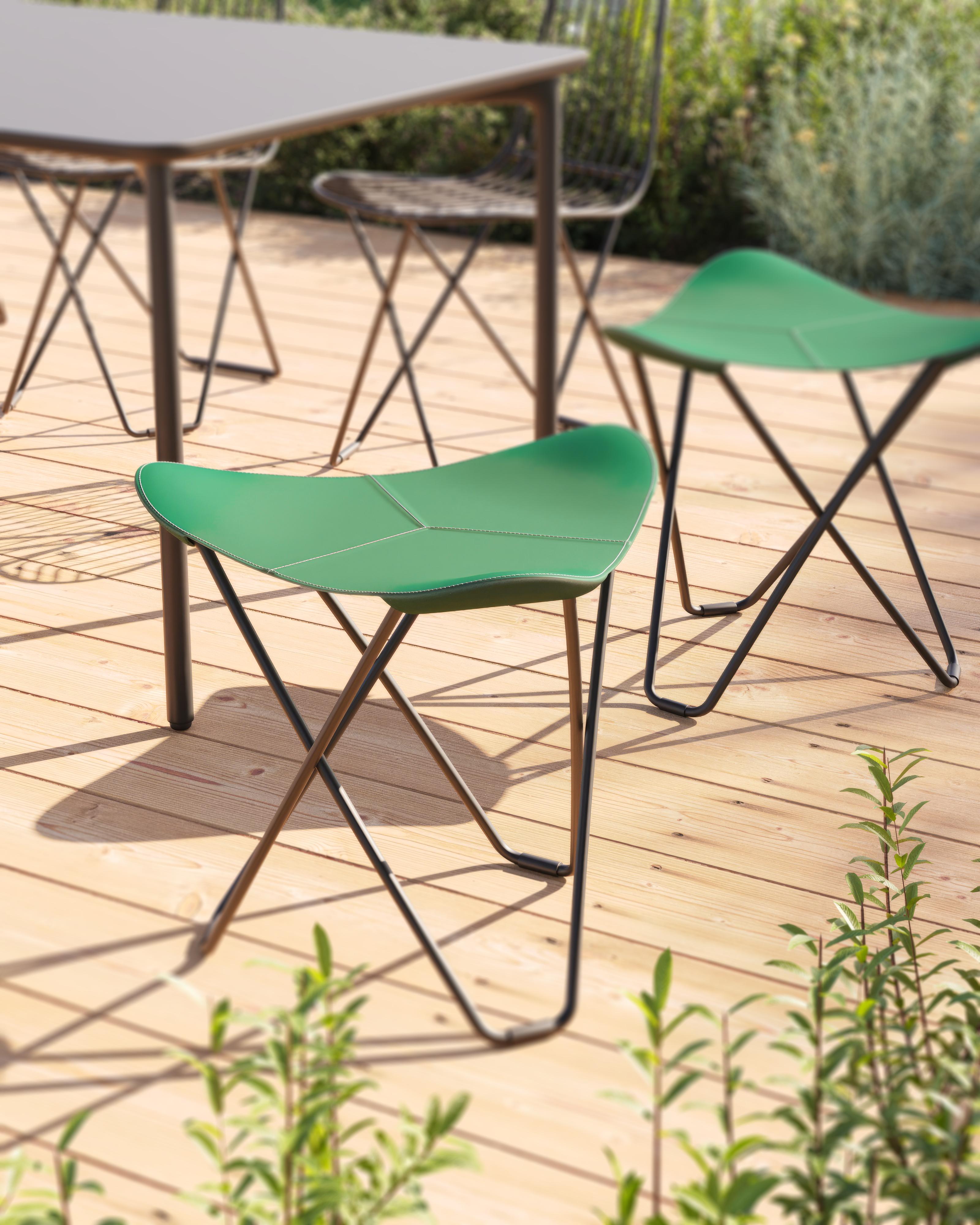 Sunshine Flying Goose Outdoor Footstool by Cuero Design
Dimensions: D 48 x W 47 x H 48 cm.
Materials: Upholstery and metal.
Finish: Natural Sunbrella Outdoor upholstery and black frame.
Weight: 4,5 kg.

Available in different upholstery and metal
