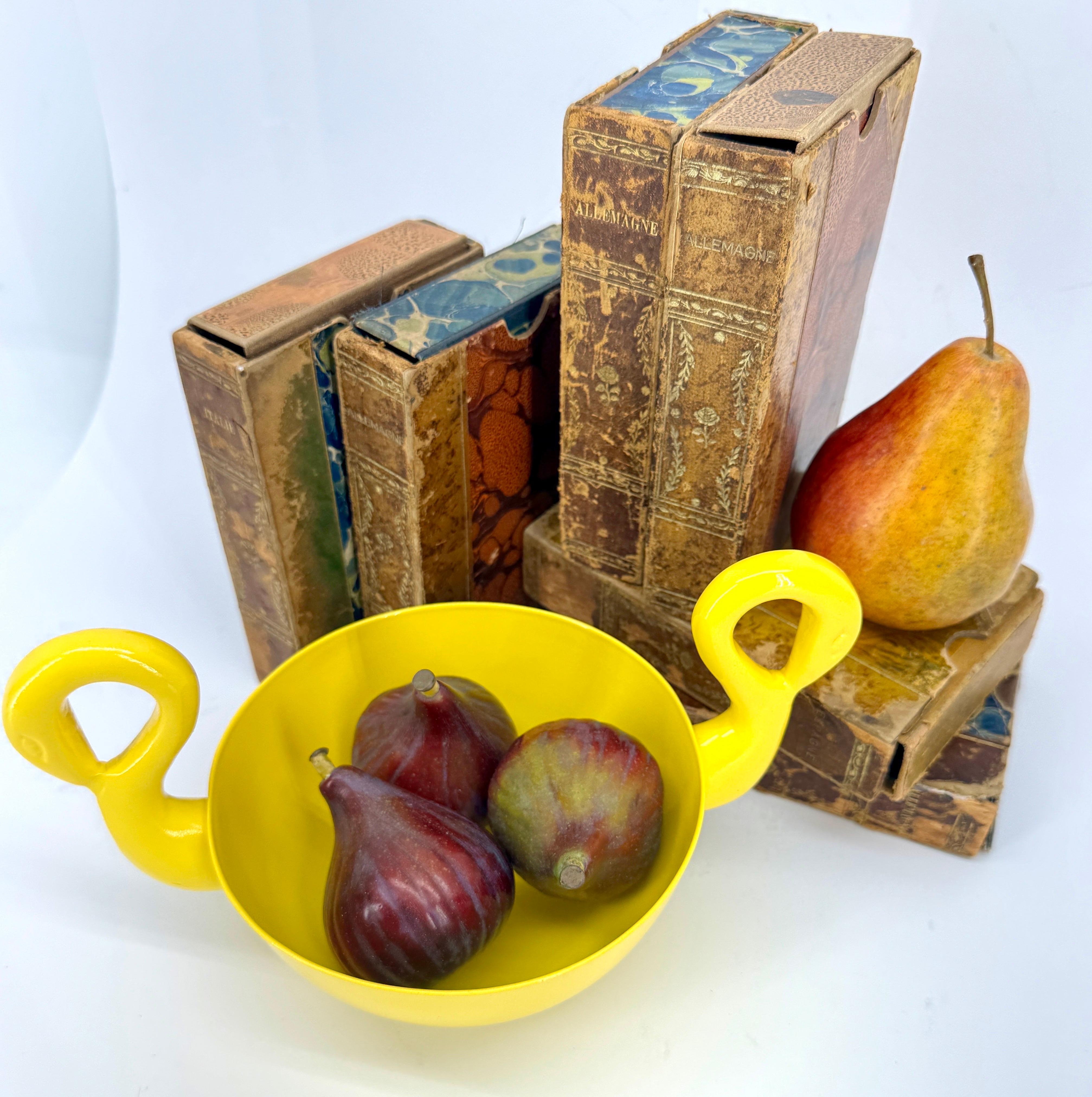 Anglais Bol à cygne décoratif jaune poudré, Angleterre moderne du milieu du siècle dernier en vente