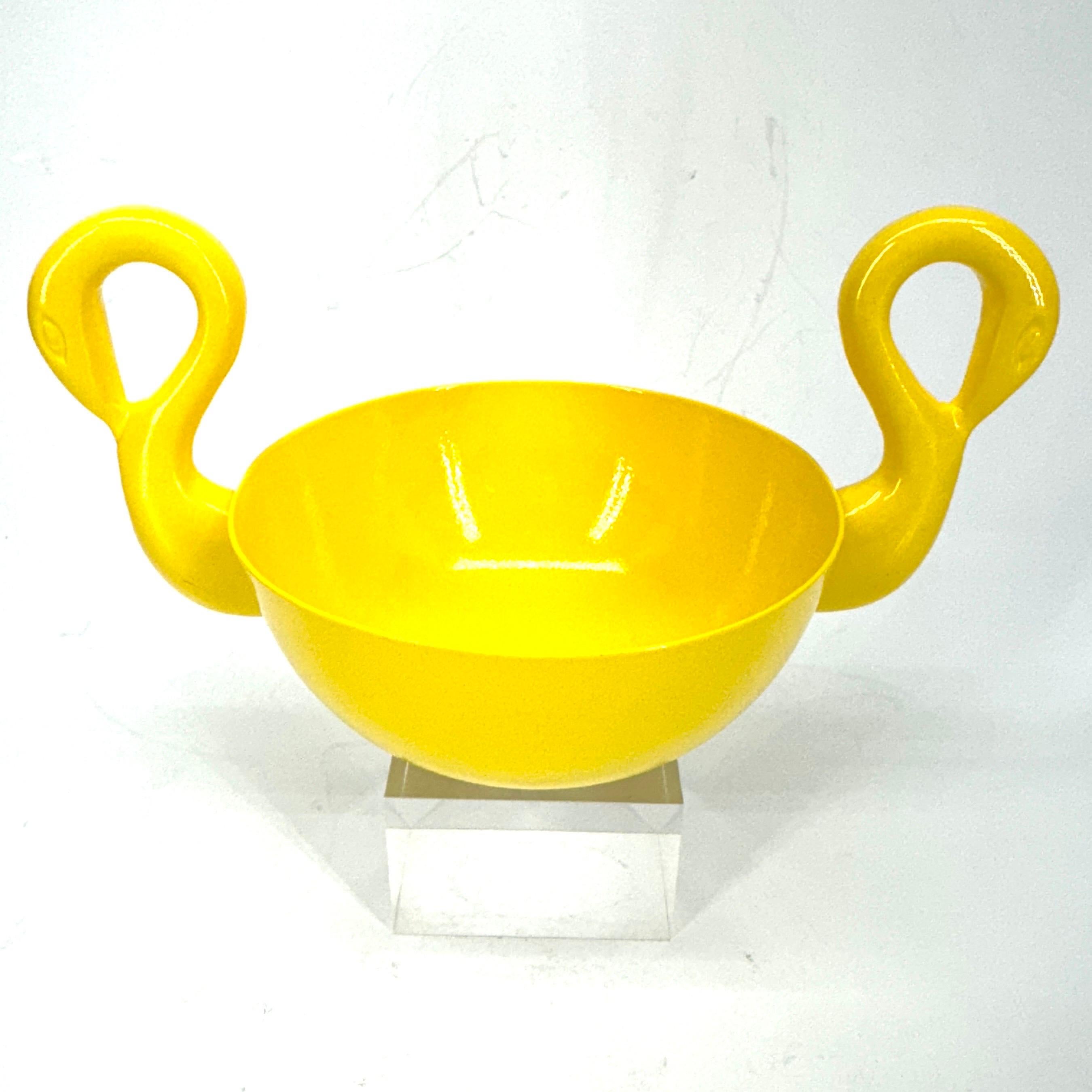 Sunshine Yellow Powder-Coated Decorative Swan Bowl, Mid-Century Modern England im Zustand „Gut“ im Angebot in Haddonfield, NJ