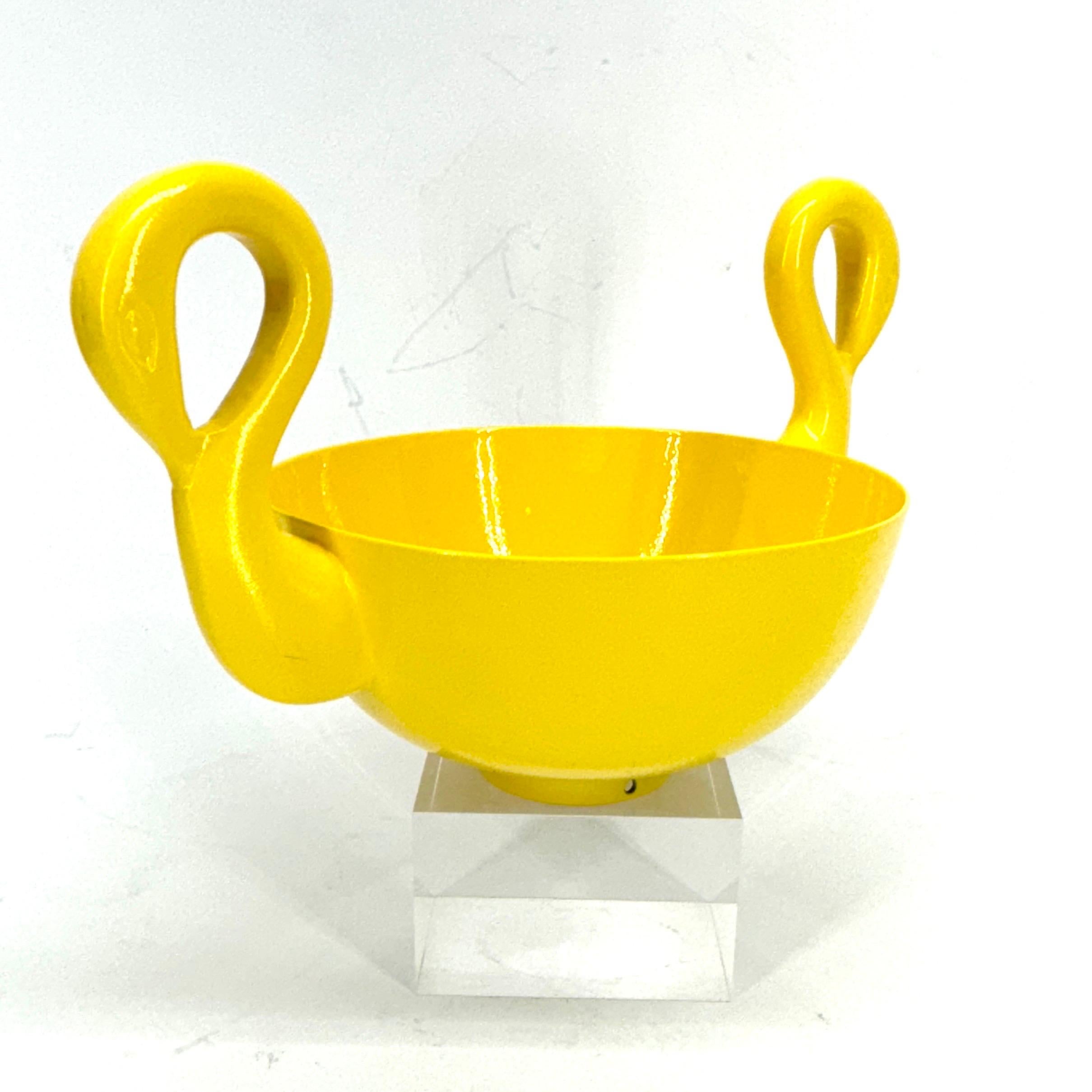 Sunshine Yellow Powder-Coated Decorative Swan Bowl, Mid-Century Modern England (Metall) im Angebot