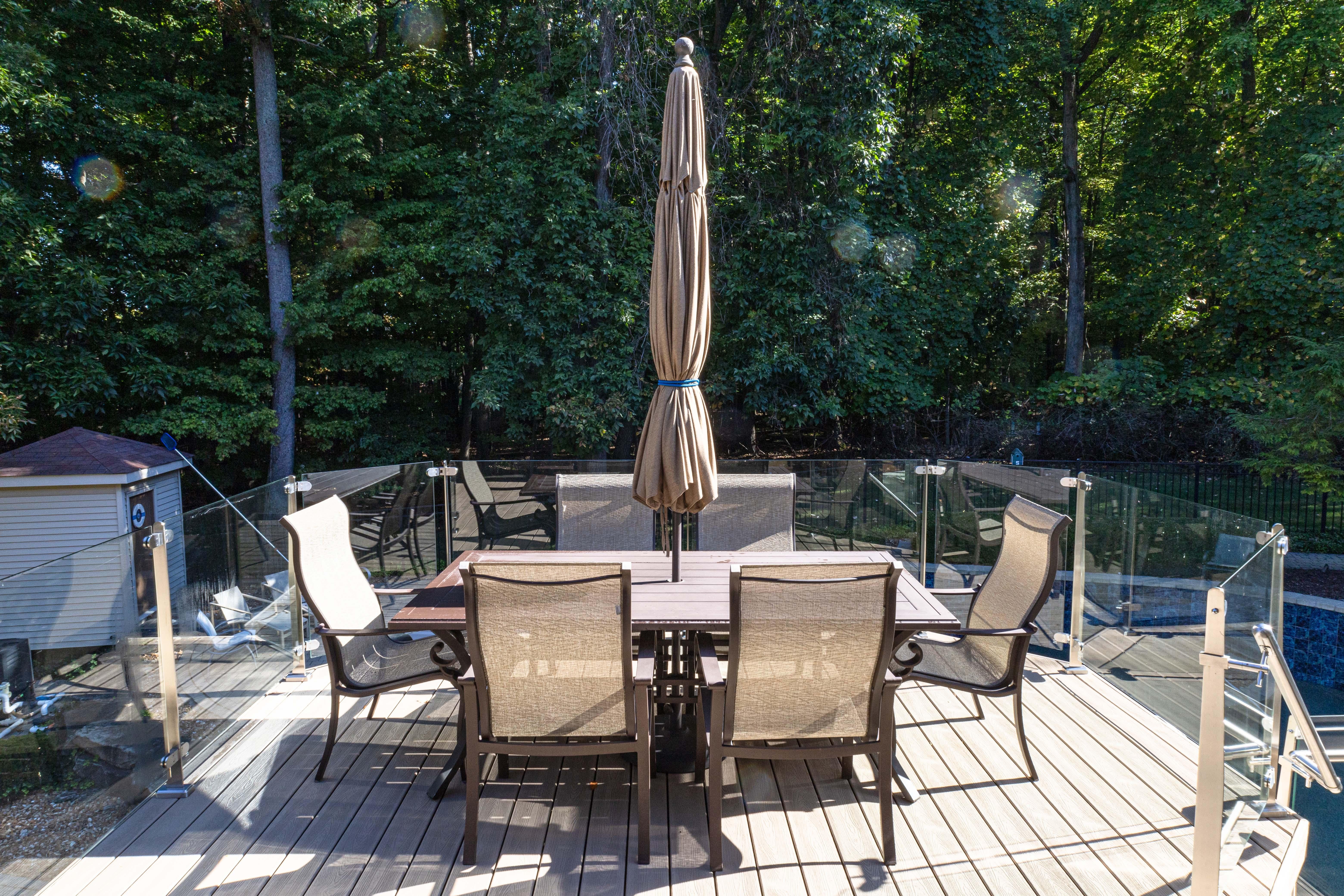 Un set da pranzo per patio SunVilla da 8 pezzi. Questo splendido set da pranzo moderno è completo e pronto per il tuo bellissimo patio in giardino. Questo set completo comprende un grande tavolo da pranzo rettangolare, un grande ombrellone centrale