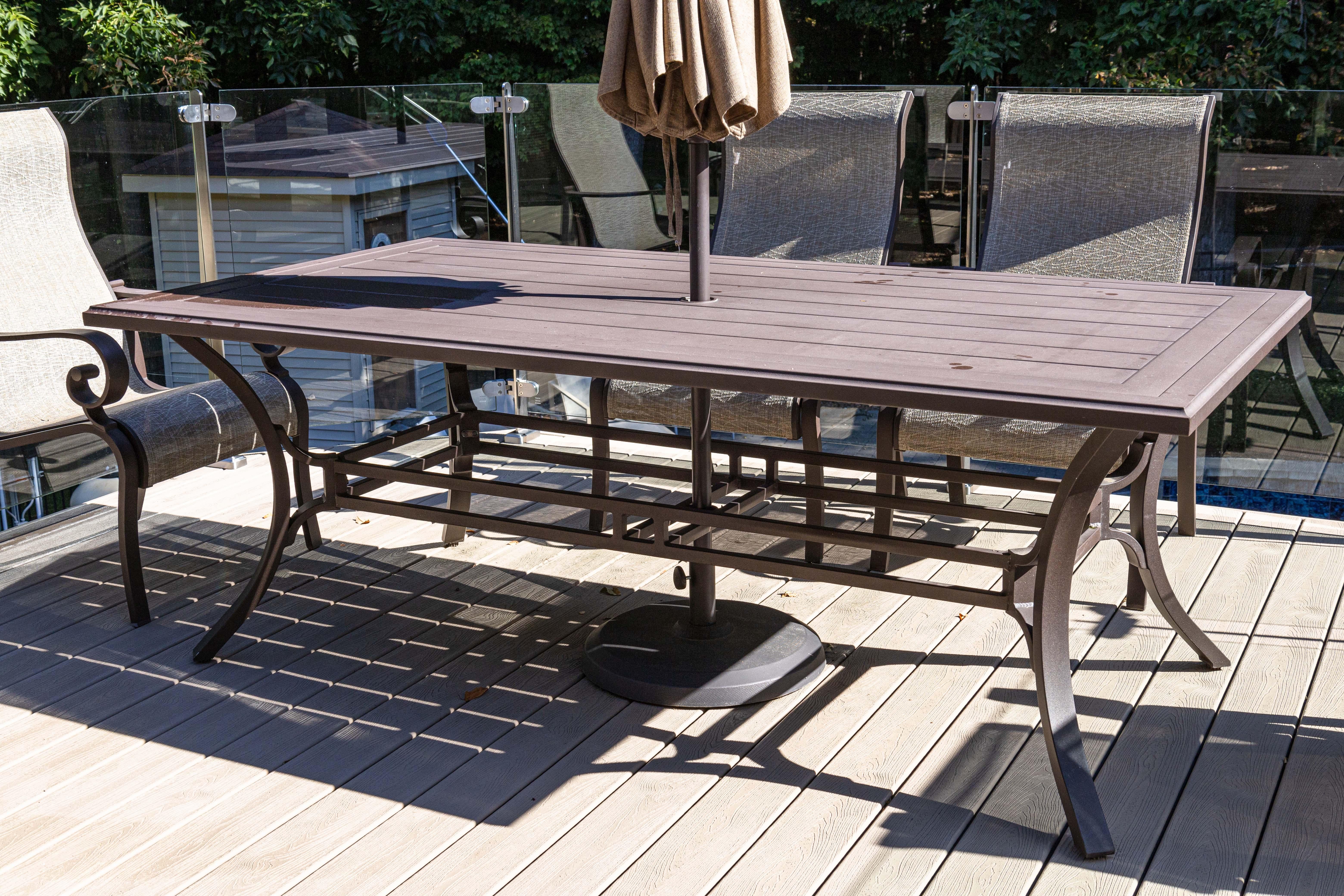 Set da pranzo SunVilla 8 pezzi con sedie da pranzo, tavolo da pranzo e ombrellone in vendita 3