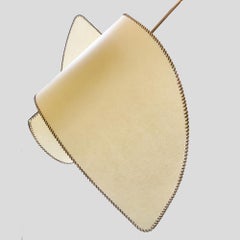 Lámpara de pie Suora latón bruñido mármol pergamino diseño de Carlo Mollino