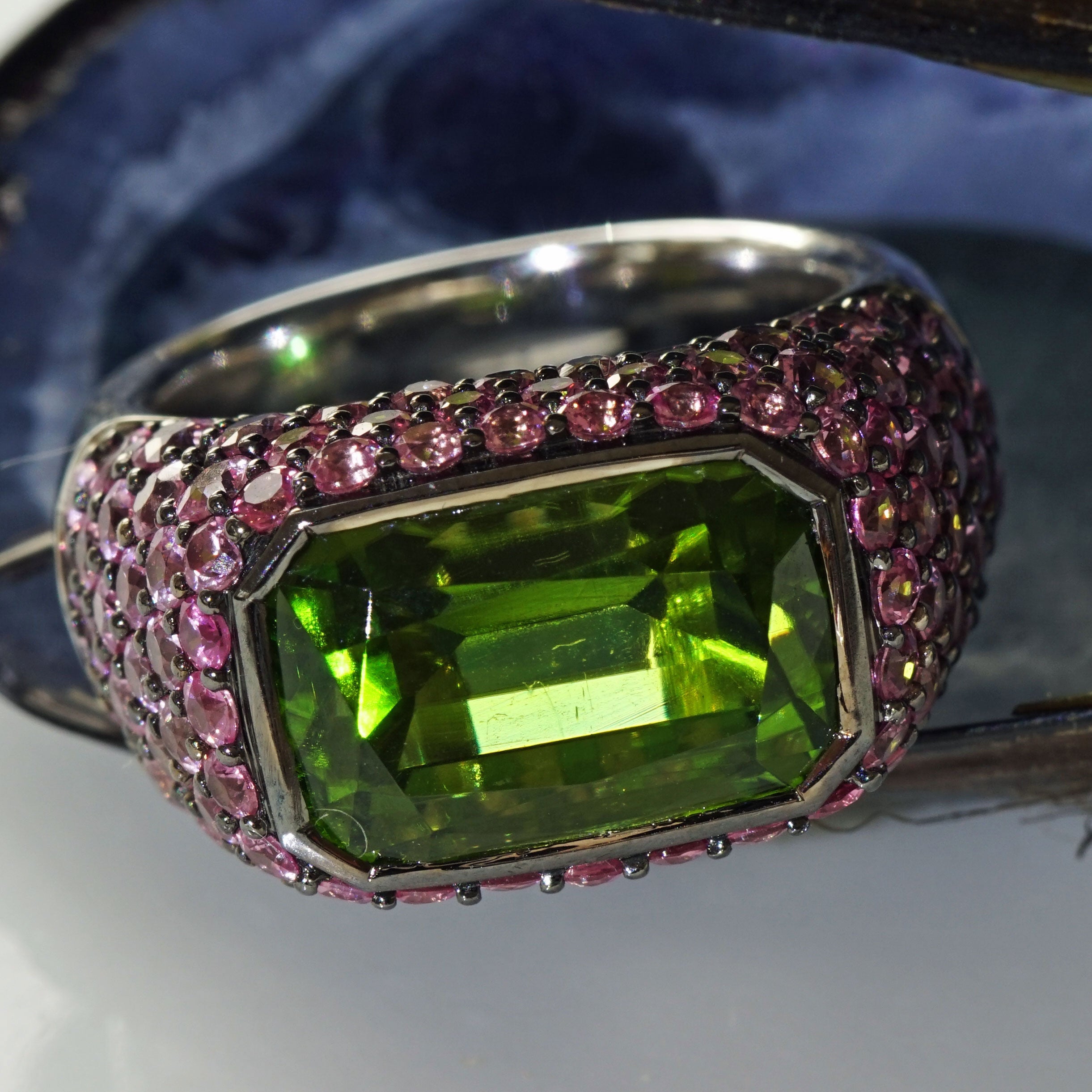 Moderno Anello con peridoto e saphire della miniera di Supat 9ct AAA+ raro, famoso in tutto il mondo per il suo Greene & Greene in vendita
