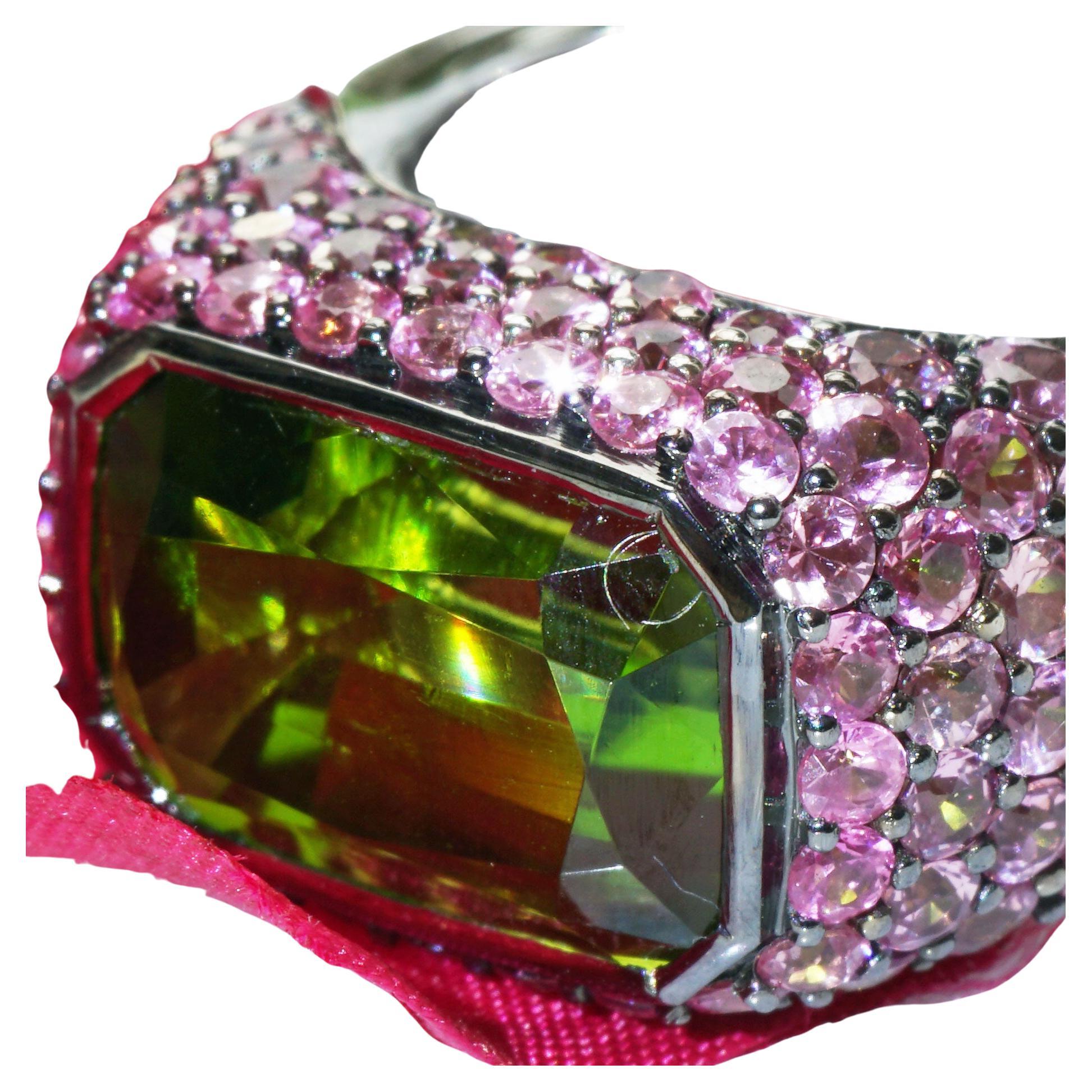 Taglio rotondo Anello con peridoto e saphire della miniera di Supat 9ct AAA+ raro, famoso in tutto il mondo per il suo Greene & Greene in vendita