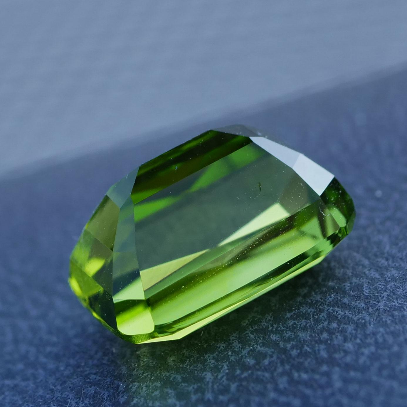 Supat Mine eyeclean Peridot Saphire Ring 9ct AAA+ rare World Famous Apple Green  For Sale 11