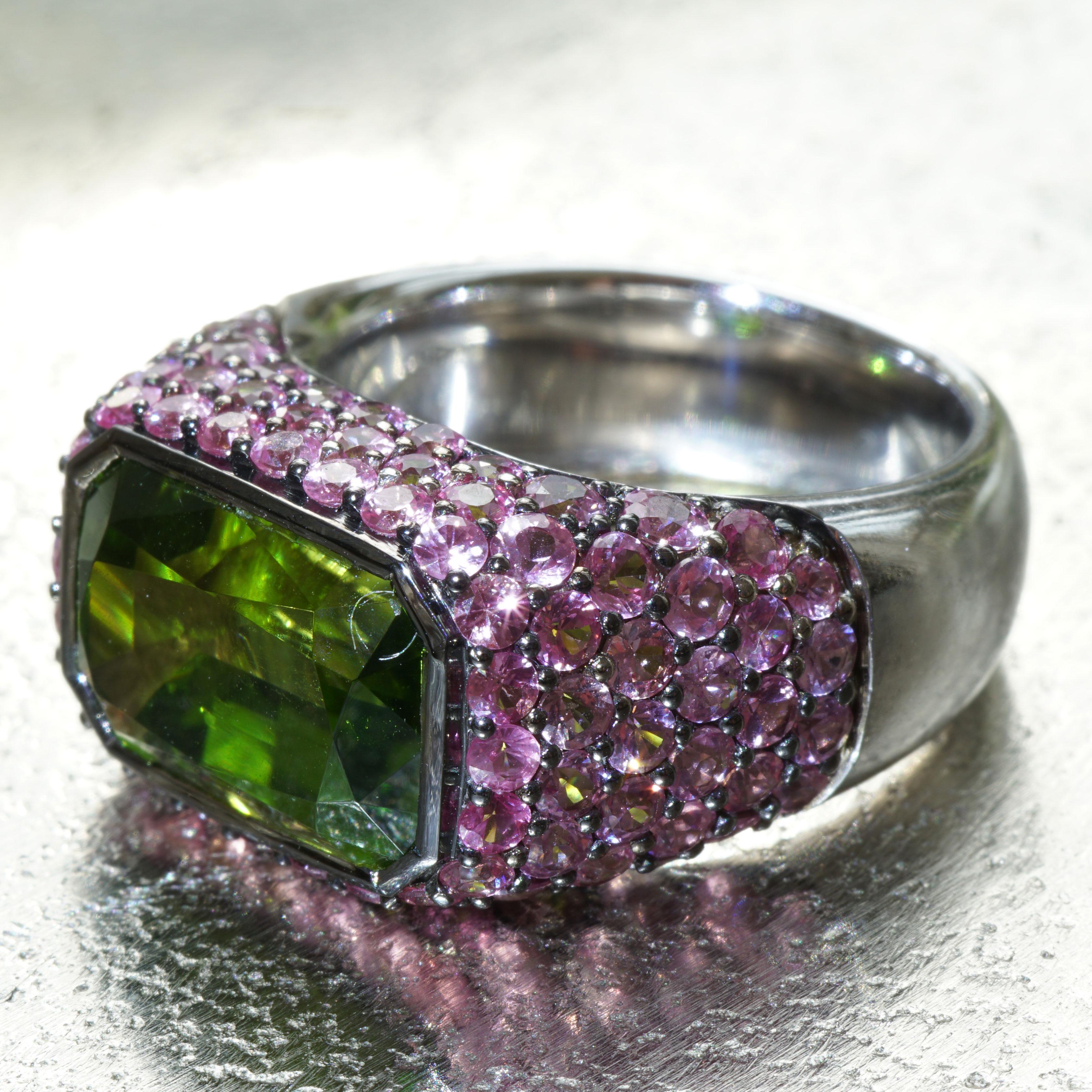 Supat Mine eyeclean Peridot Saphire Ring 9ct AAA+ rare World Famous Apple Green  For Sale 1