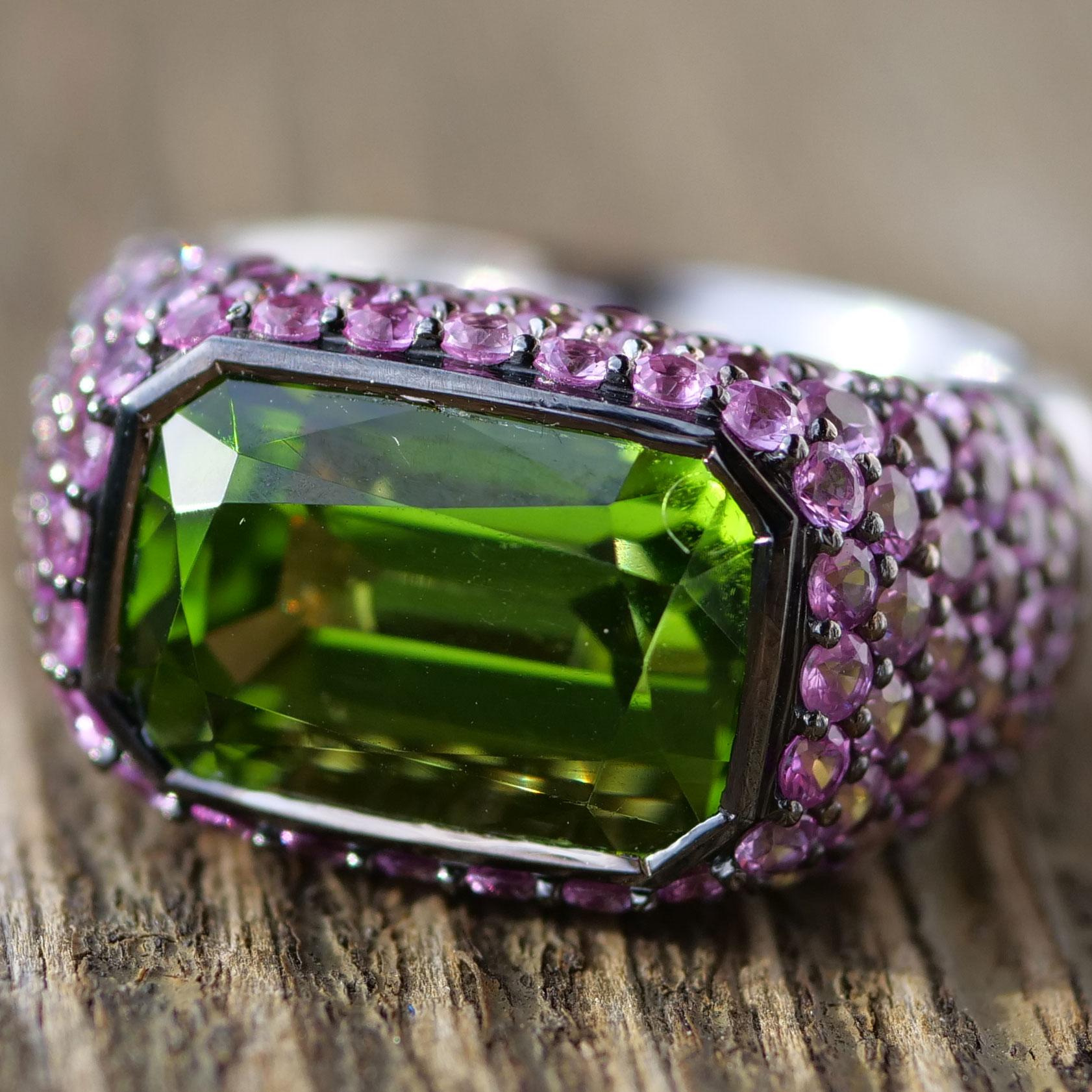 Round Cut Supat Mine eyeclean Peridot Saphire Ring 9ct AAA+ rare World Famous Apple Green  For Sale